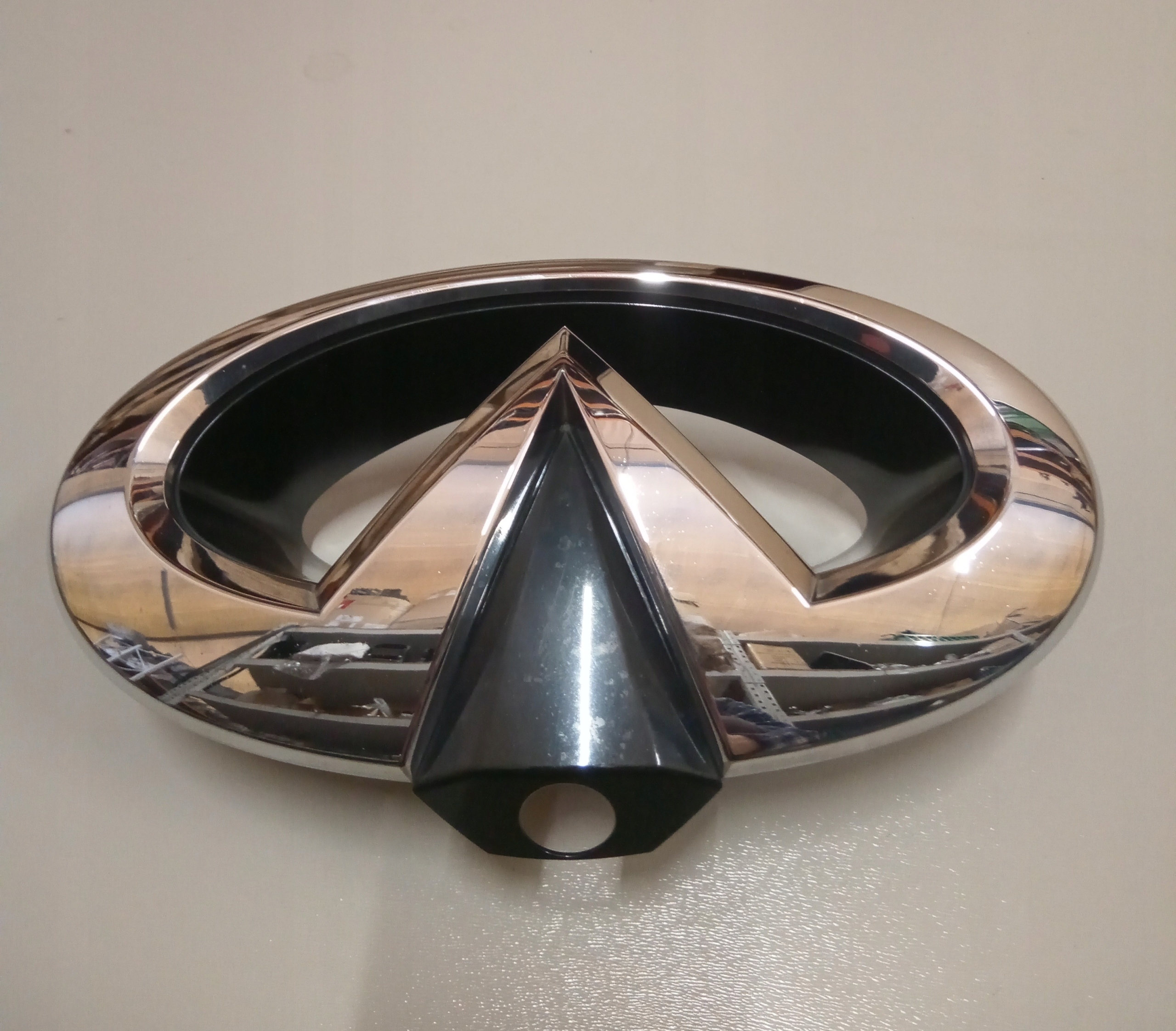 EMBLEMAT ZNACZEK LOGO PRZÓD INFINITI QX80 2018+ Marka INFINITI