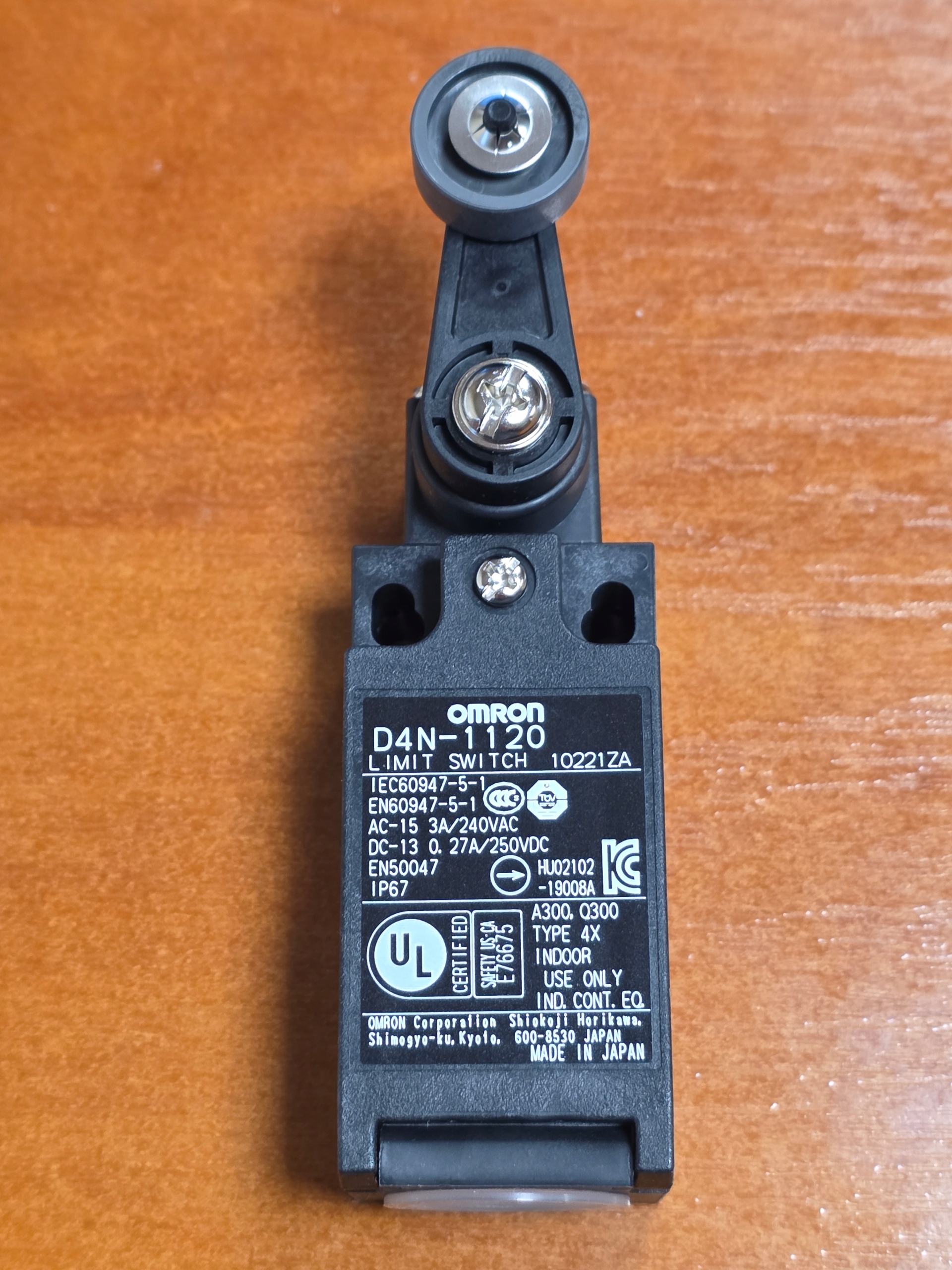 D4N-1120 Koncový spínač pákový s válečkem, kontakty 1NO/1NC Omron