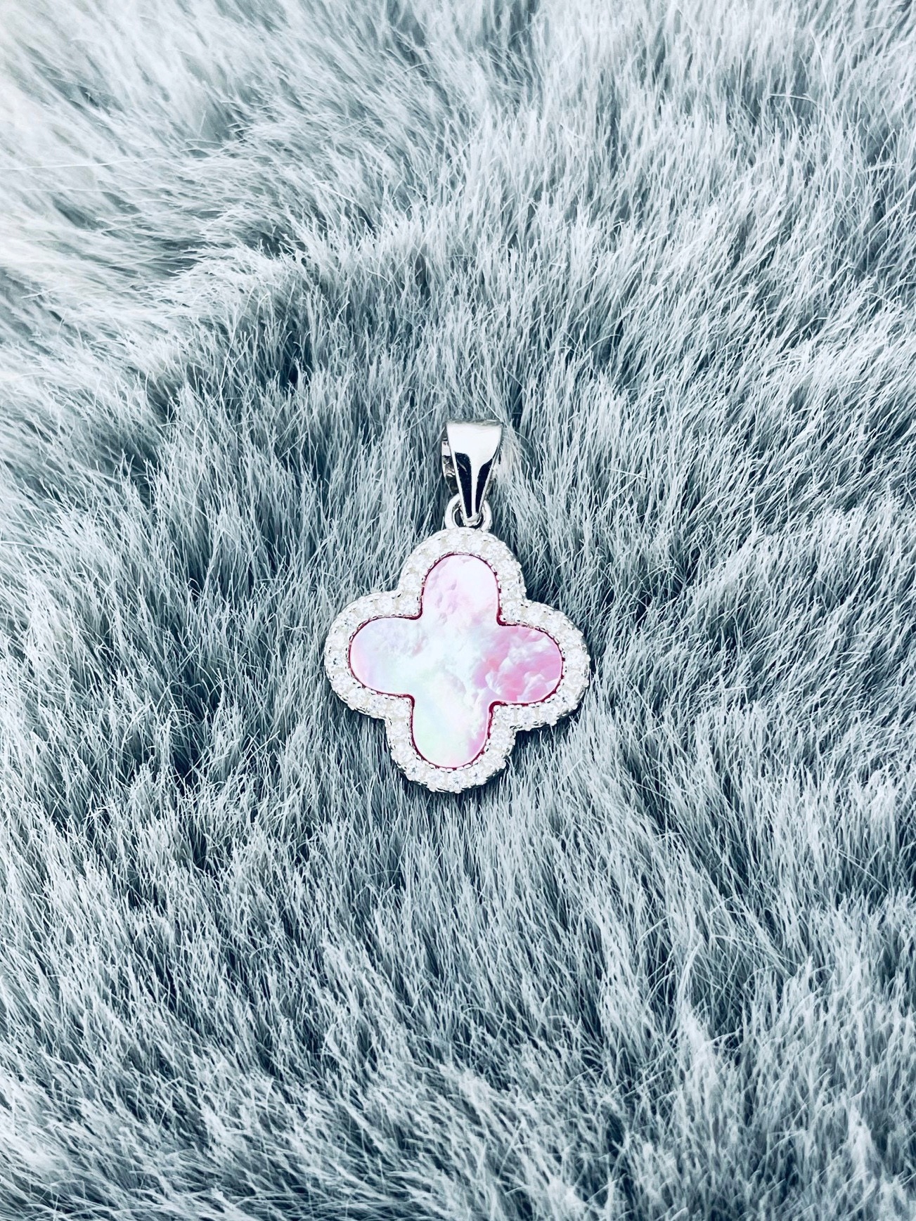 Stříbrný přívěsek kříž čtyřlístek čtyřlístek s perleťovou hmotou, růžový