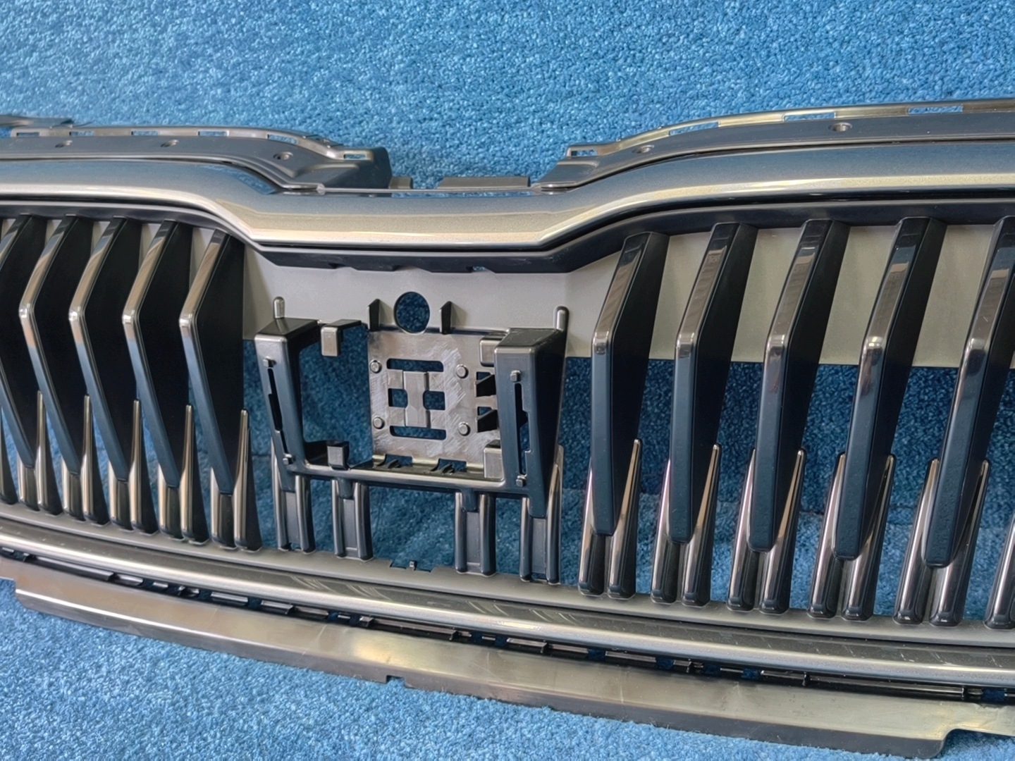 SKODA FABIA IV 2021 - grille radiateur graphite original 6VA853653