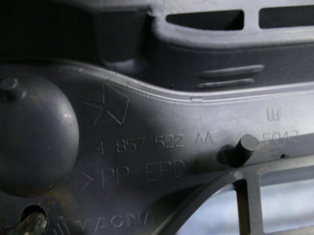 Chrysler OE 4857522AA решетка радиатора