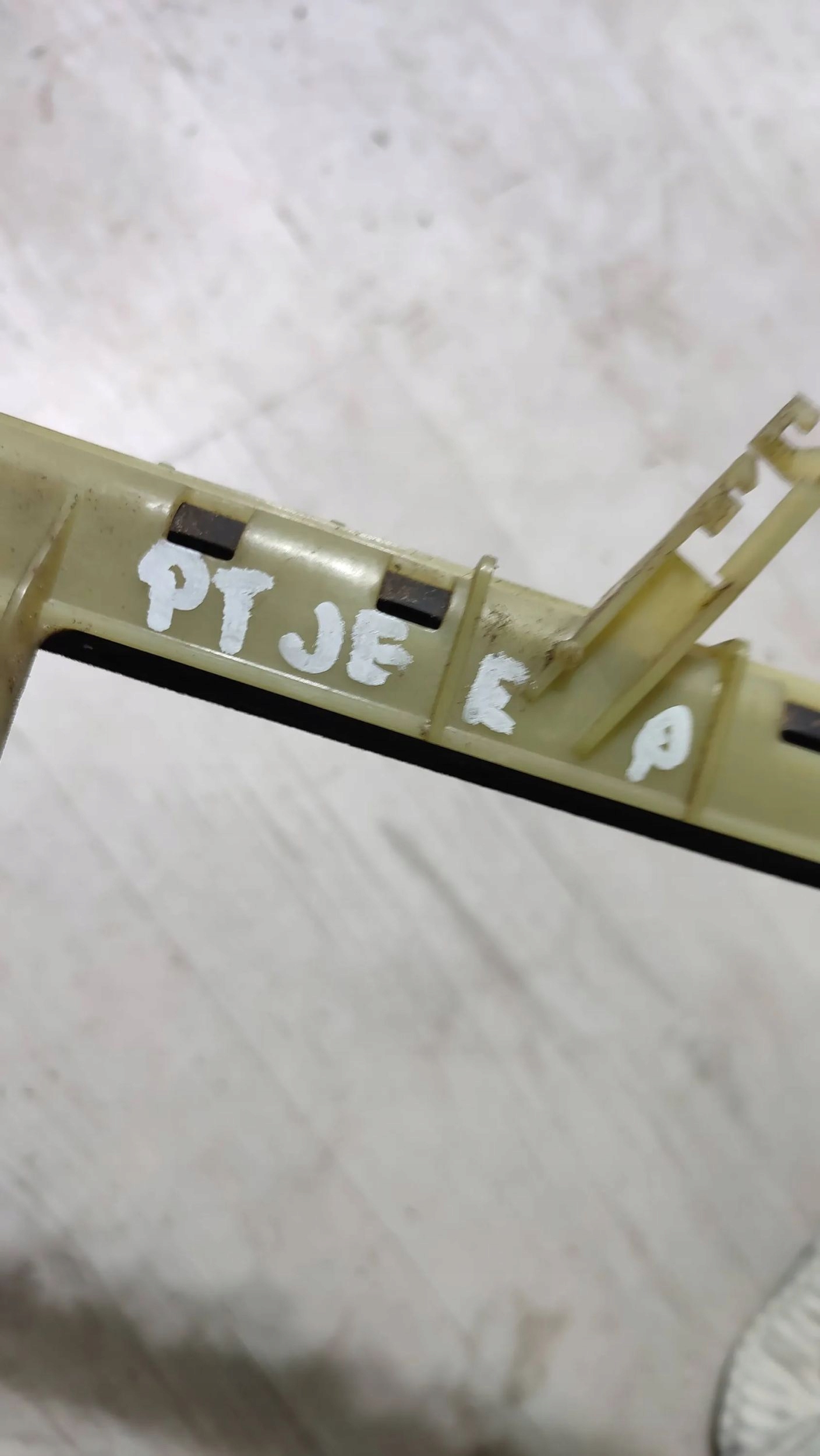 Jeep Cherokee 2015 rear part side right prowadnica right rear part