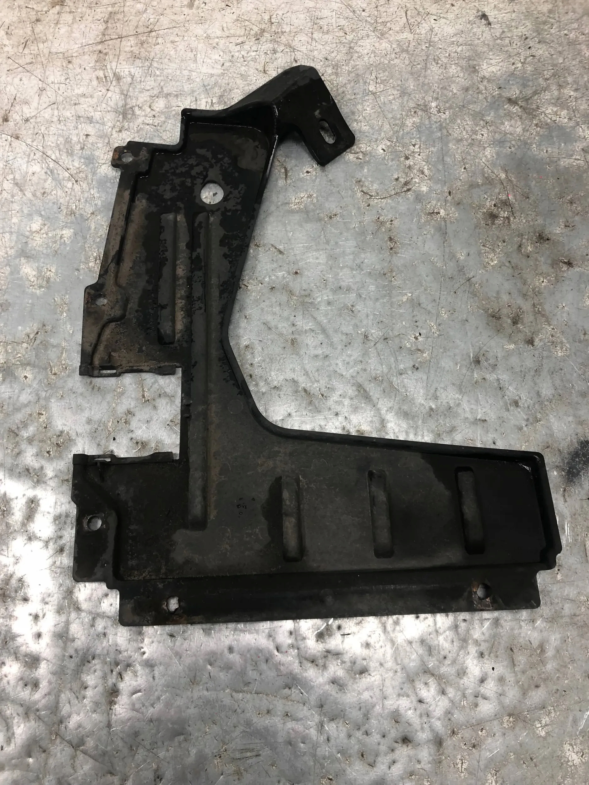 cover chassis right rear part AUDI Q3 8U 8U0825216B