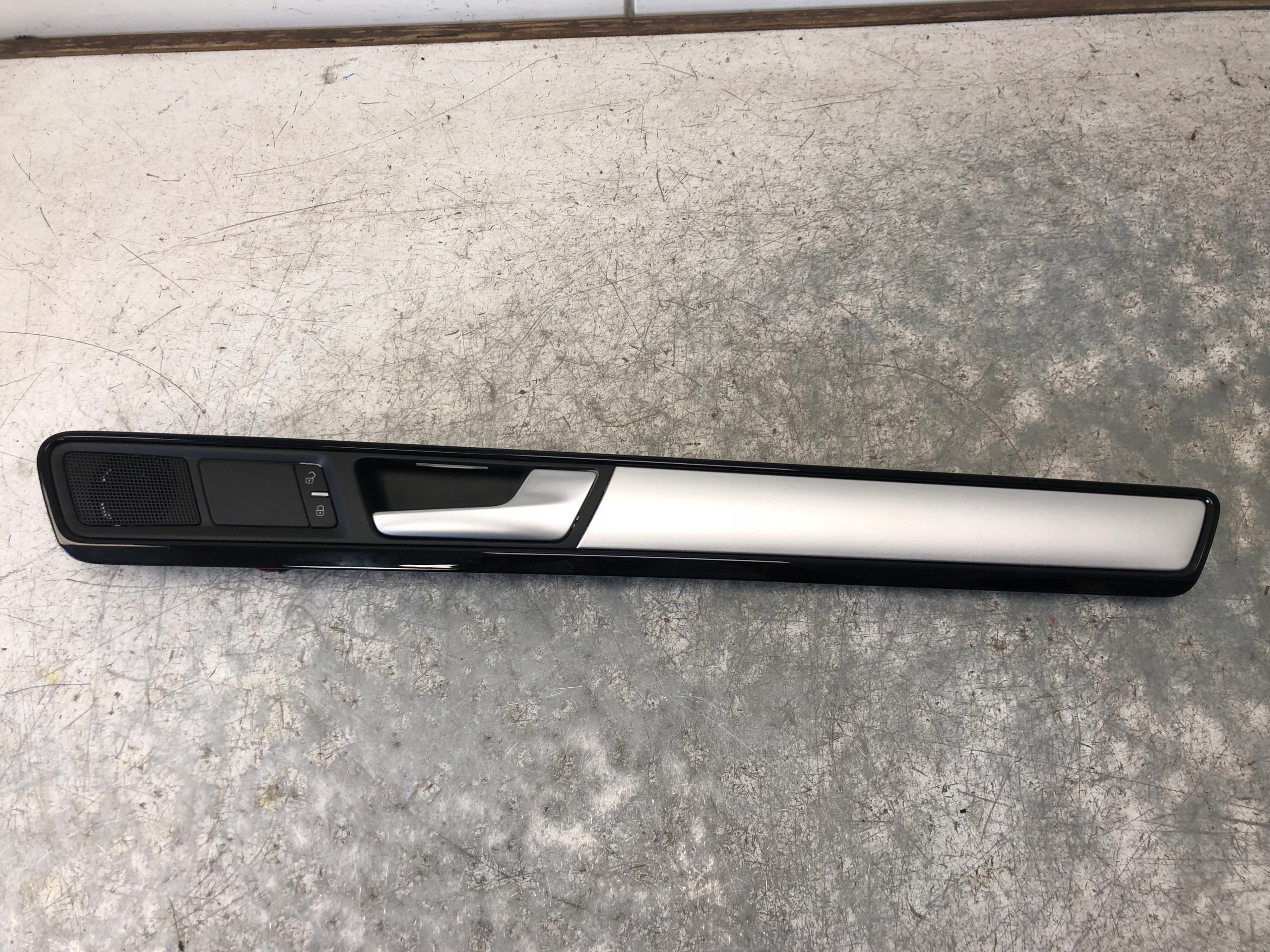 handle DEKOR right front VW TOUAREG 7P6837114