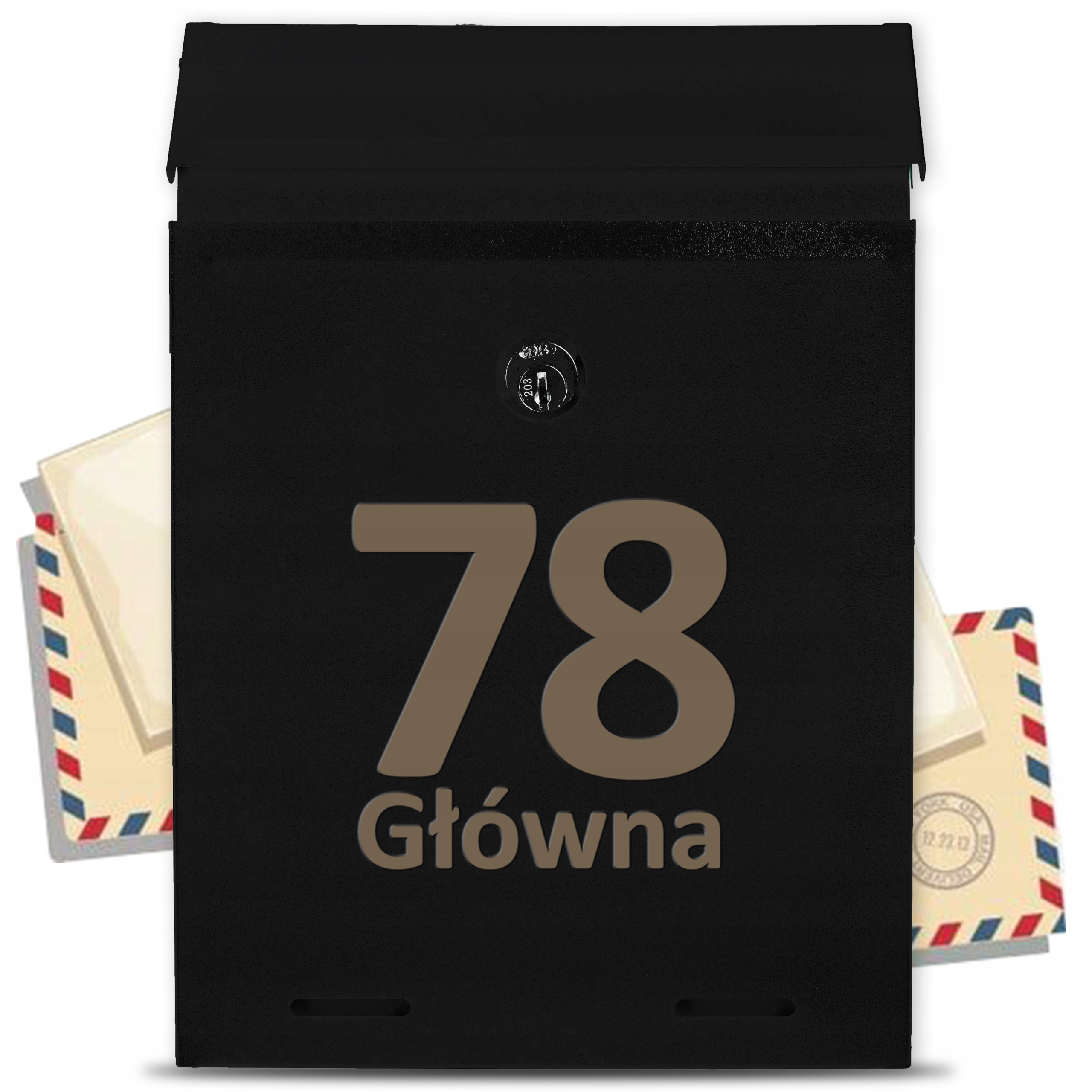 Černá poštovní schránka s personalizovanou adresou a gravírovanými vzory