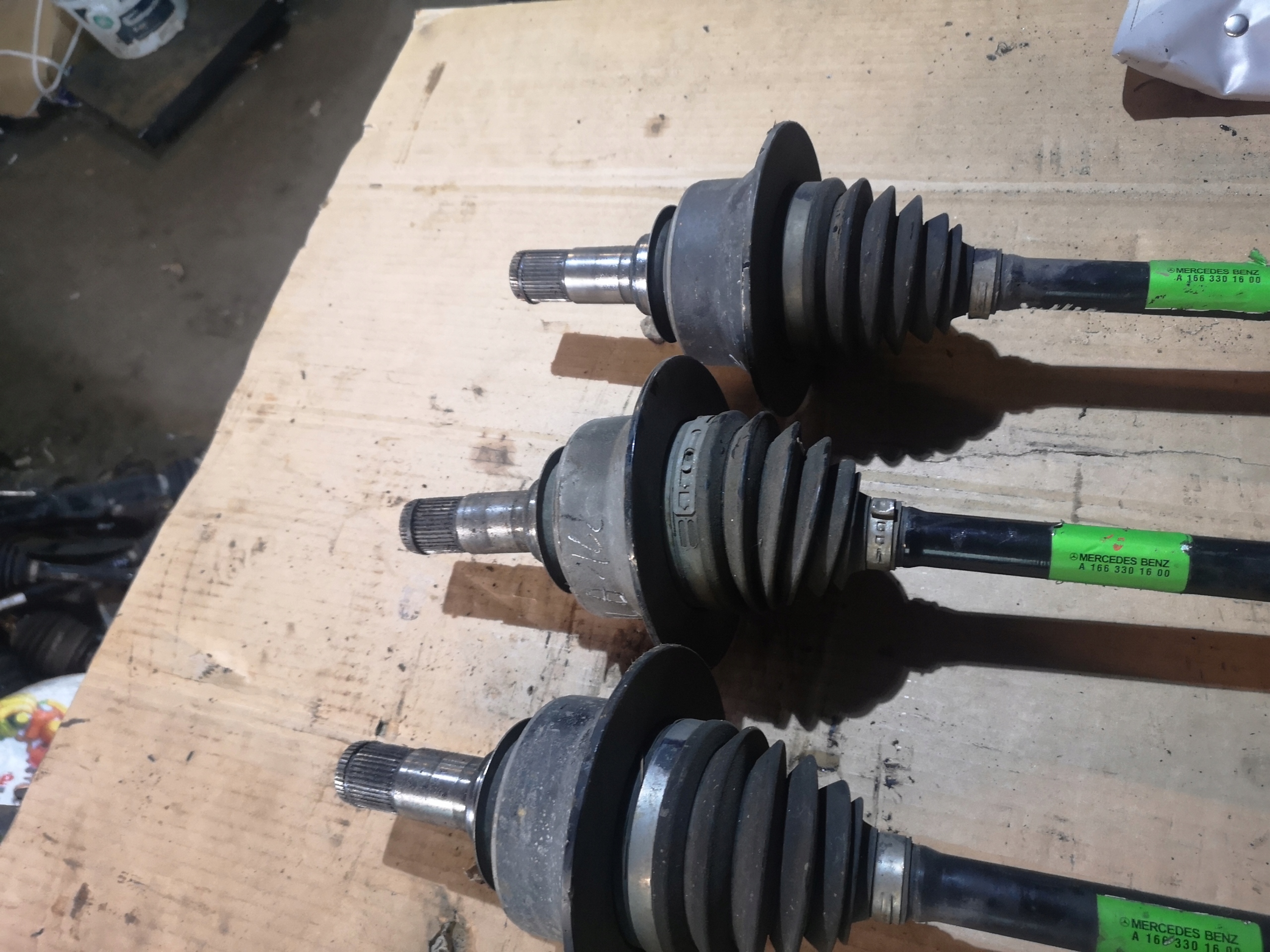 MERCEDES W166 полуось передний левый A1663301600