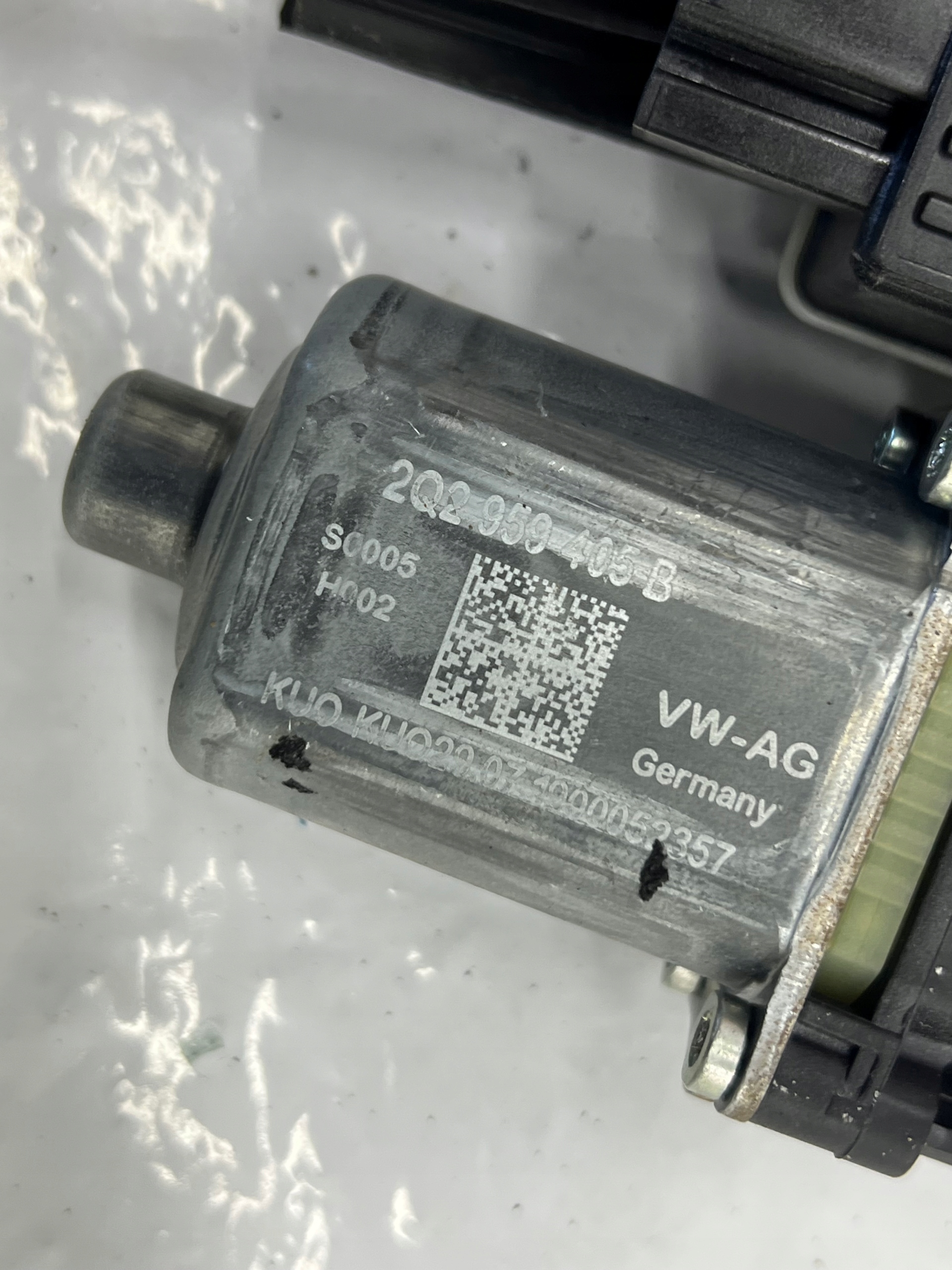 VOLKSWAGEN T-CROSS window regulator left front front 2GM837461A 2Q2959405B