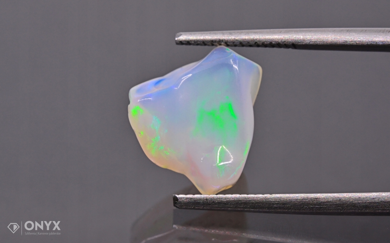 Opal z Etiopie hrudka 12x10,5 mm