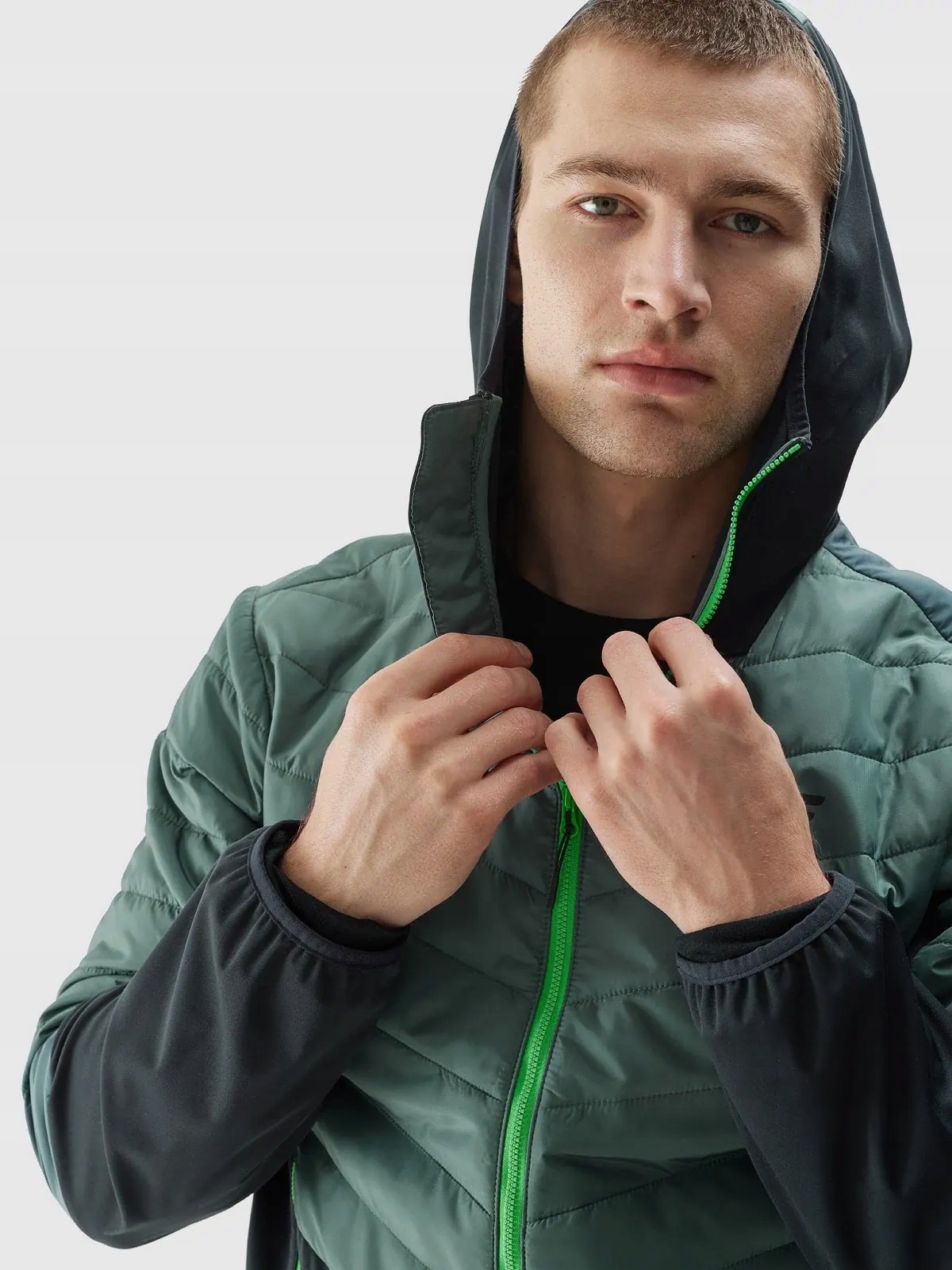 KURTKA MĘSKA 4F PIKOWANA PRZEJŚCIOWA JESIENNA FUNKCYJNA Z KAPTUREM AW23M310 Długość do pasa