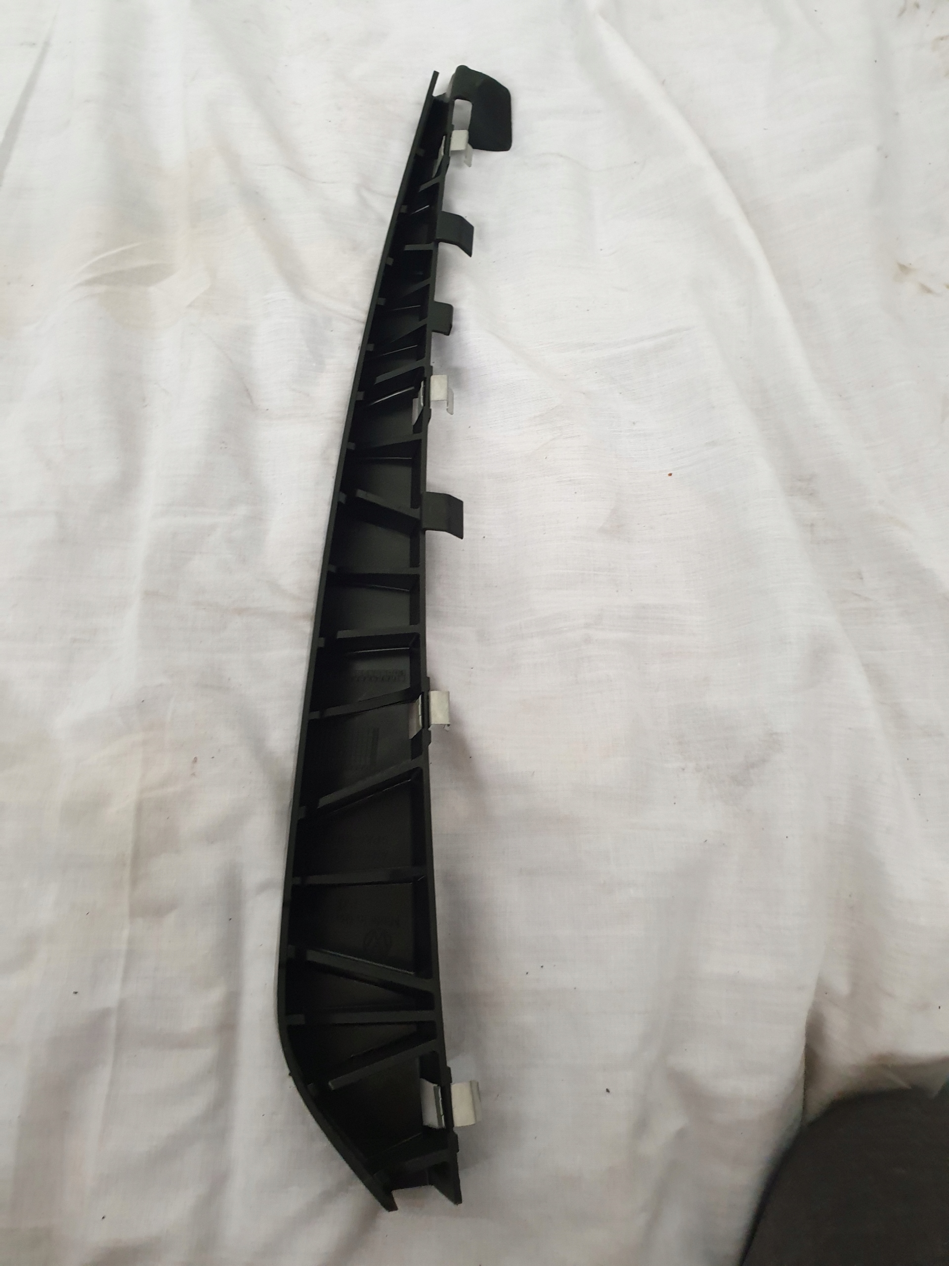 4M8837152A - AUDI Q8 кришка обшивка права