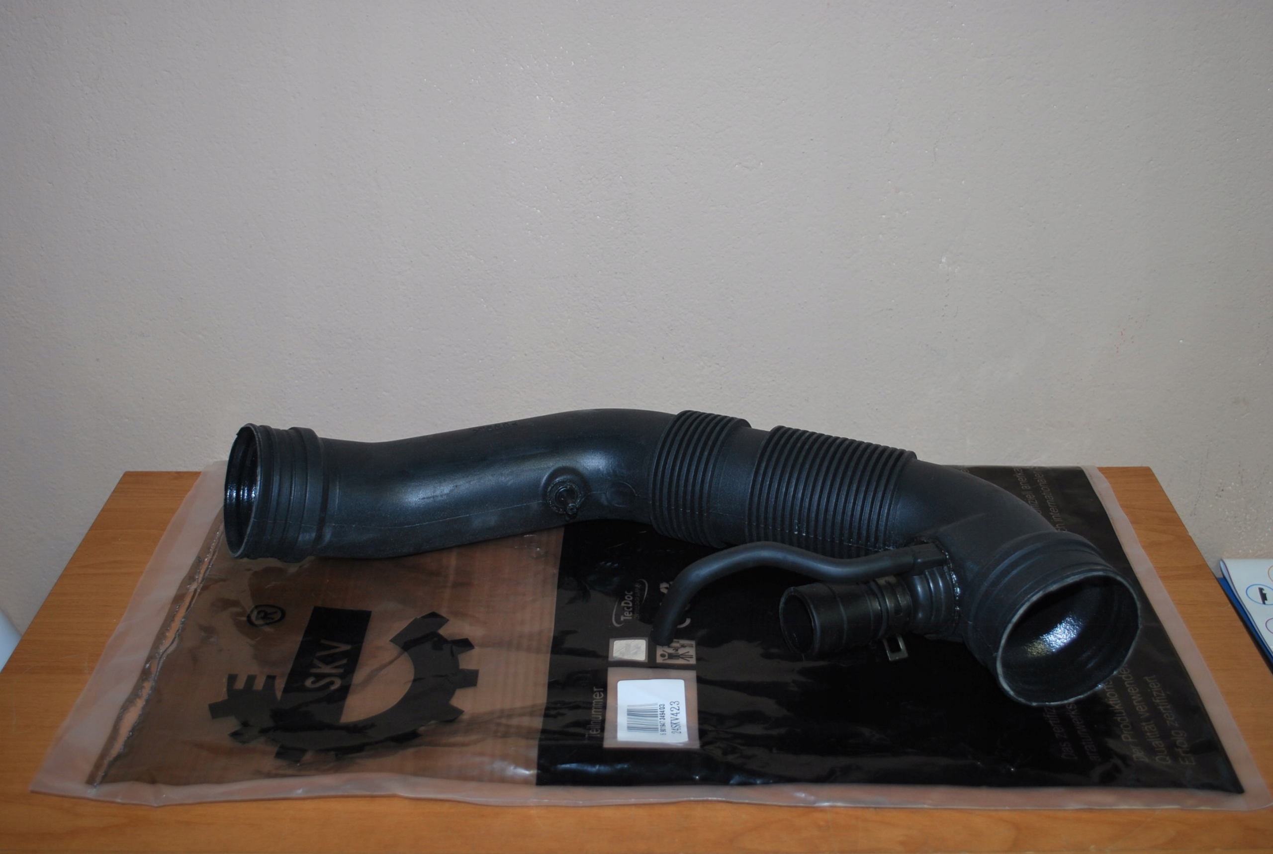 патрубок впускной vw JETTA III 1.6 102 ЛС 1K0129684AE