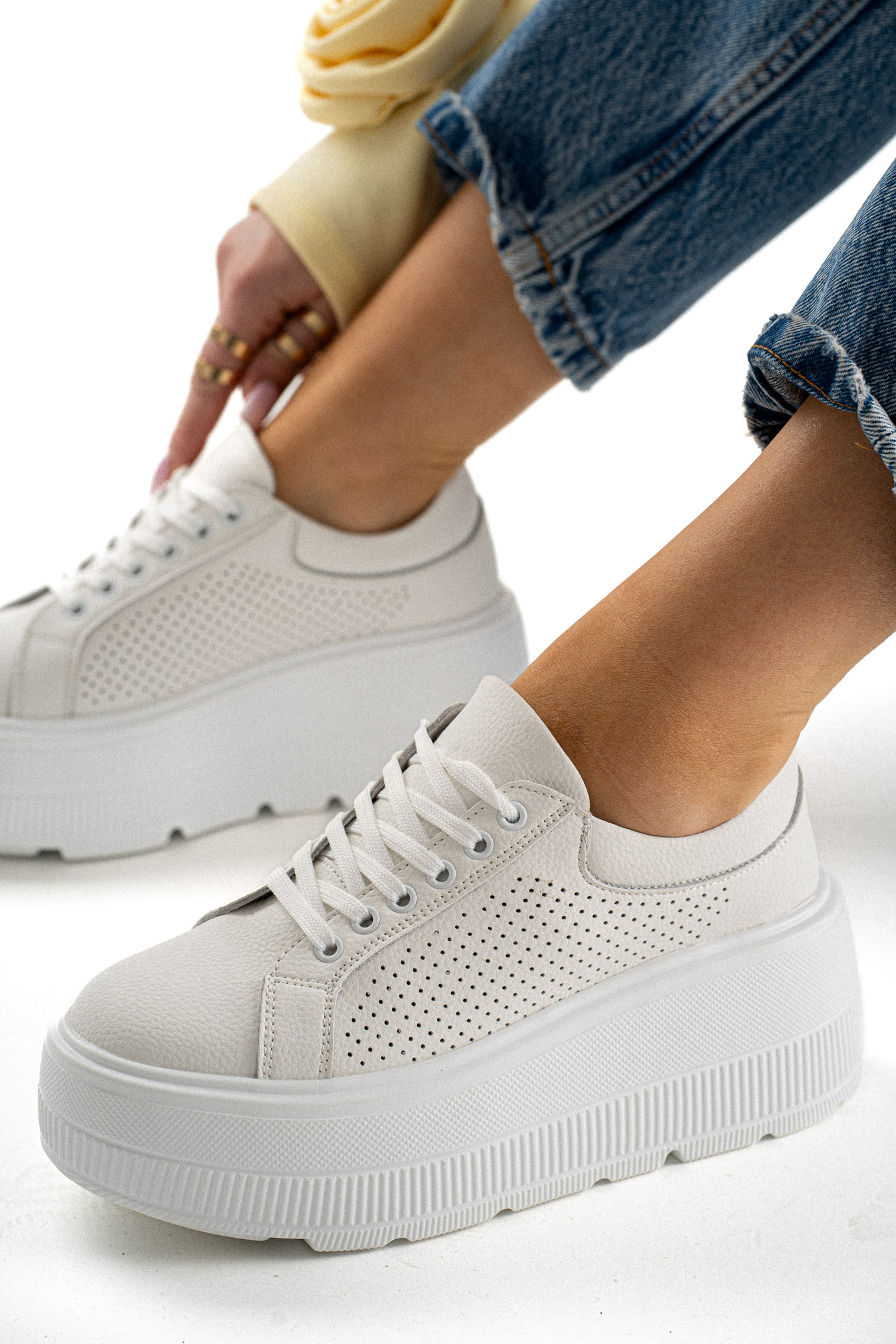 Białe sneakersy skórzane damskie na platformie 36