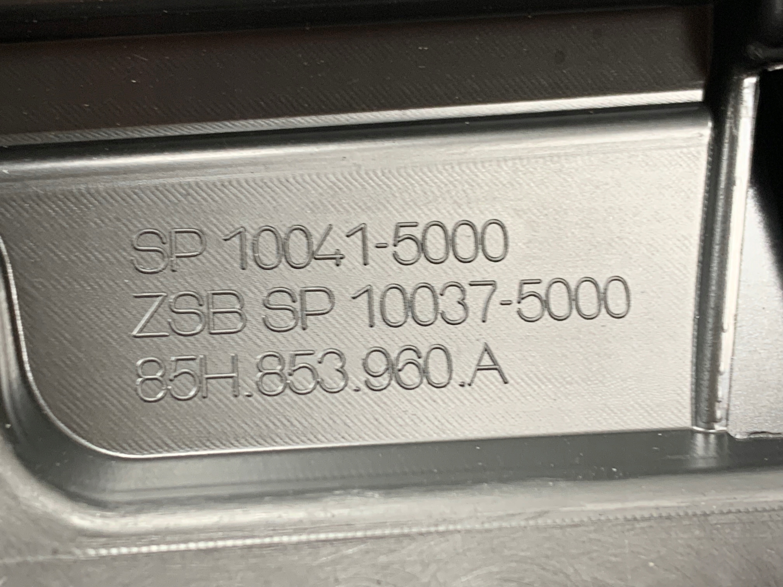 L29 AUDI Q6 E-TRON moulding door right front 85H853960A