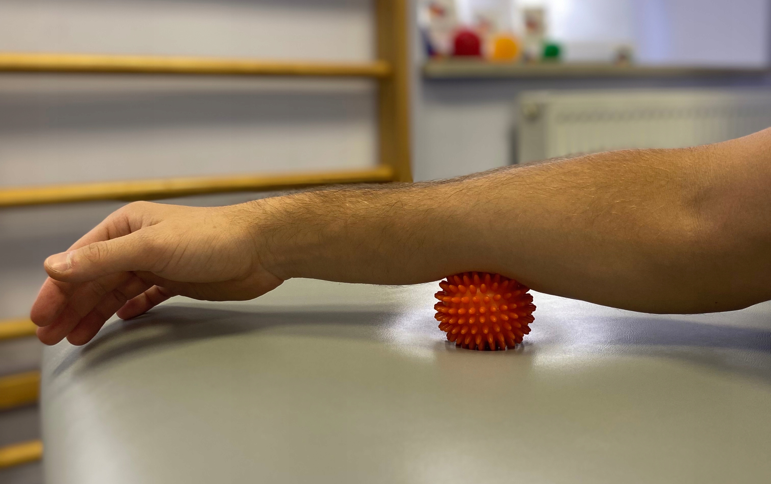 PIŁKA DO ROLOWANIA piłeczka Z KOLCAMI wypustki masaż dłoni 6 CM POMARAŃCZ Średnica 6 cm