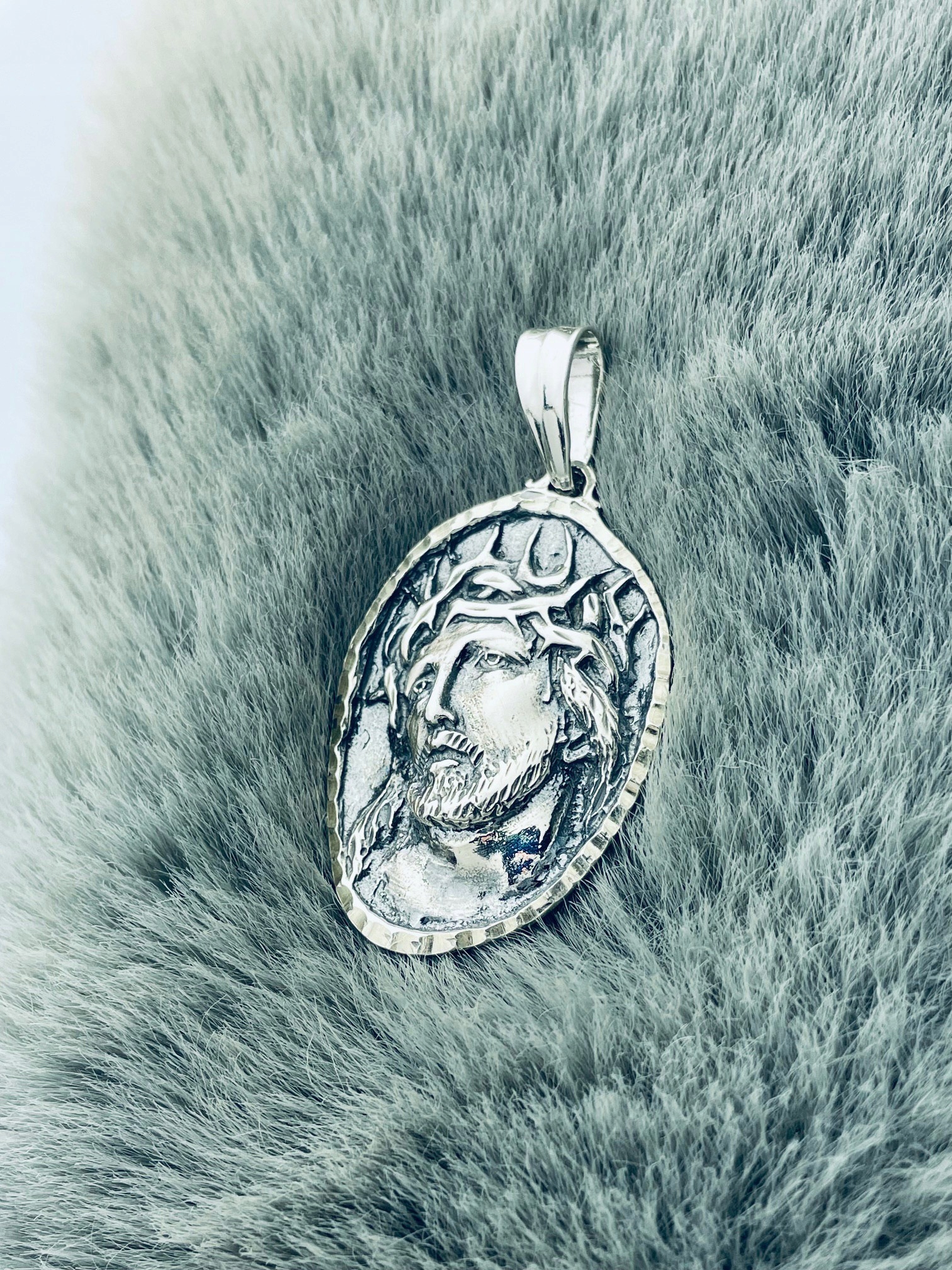 Stříbrný medailonek Ježíš s trnovou korunou Svaté Přijímání Křest