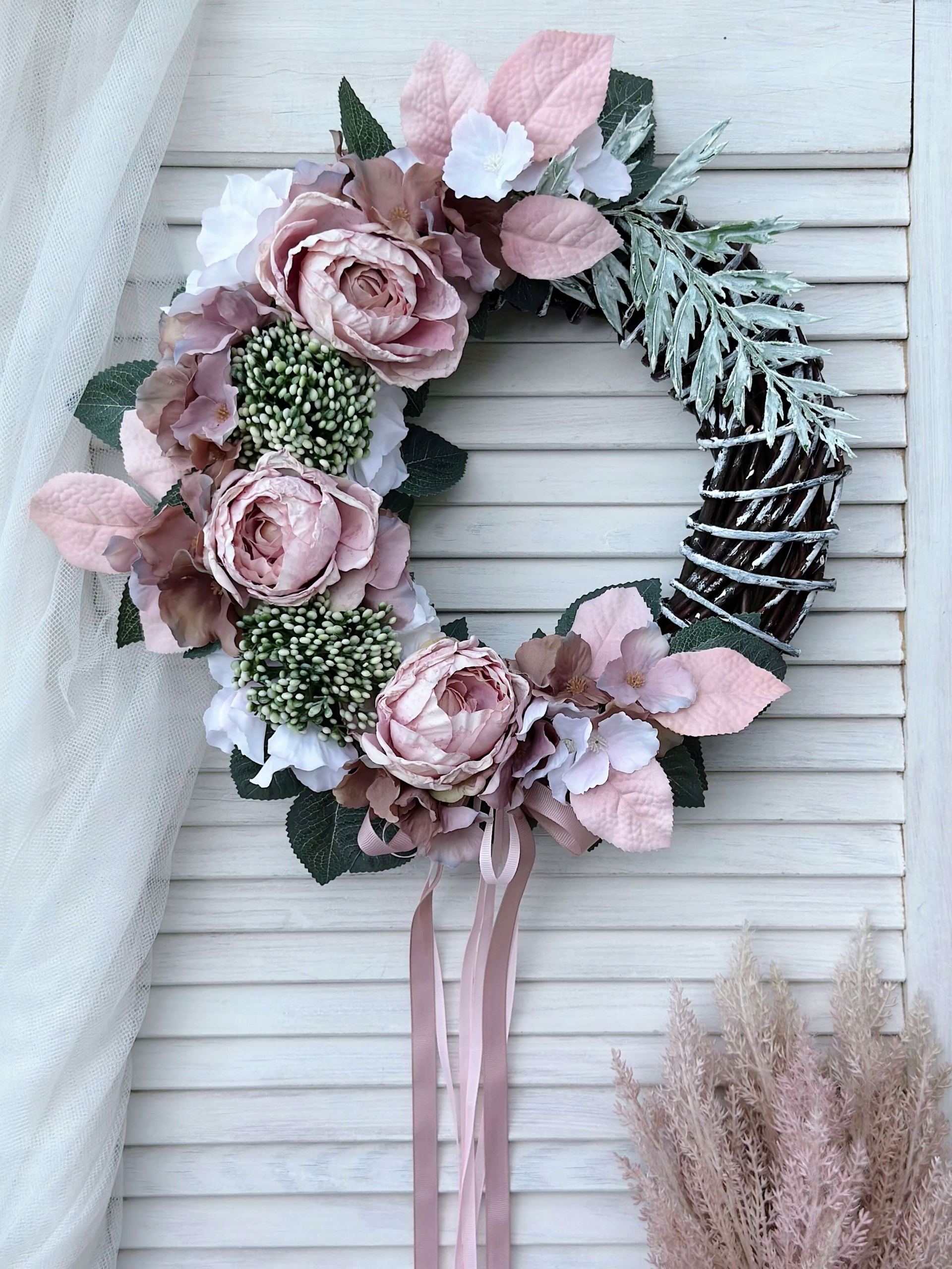 WIANEK KWIATOWY STROIK NA STÓŁ DRZWI WIKLINOWY WIENIEC PUDROWY RÓŻ LIŚCIE Kod producenta WK813