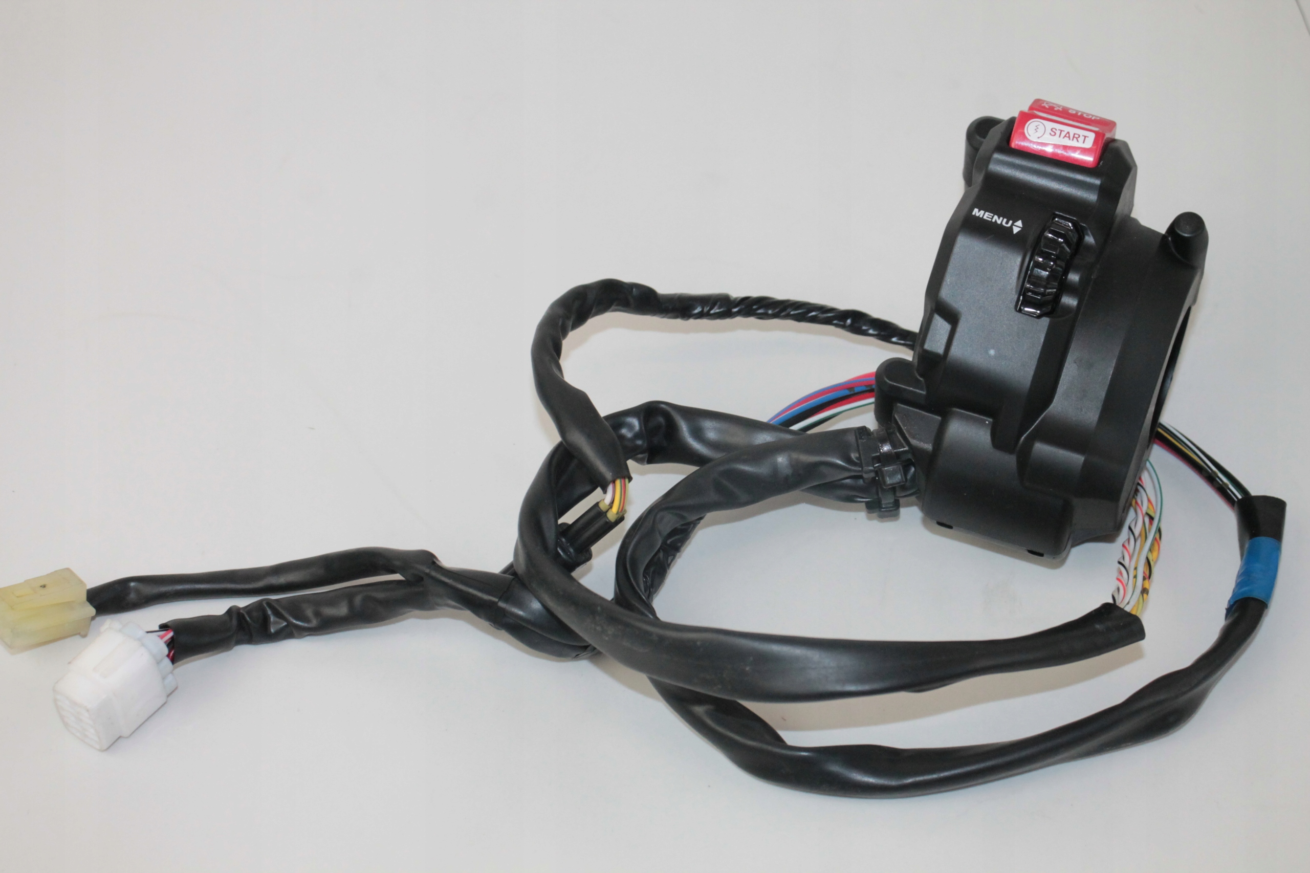 19 - YAMAHA MT09 TRACER 900 GT ПРАВИЙ ПЕРЕМИКАЧ