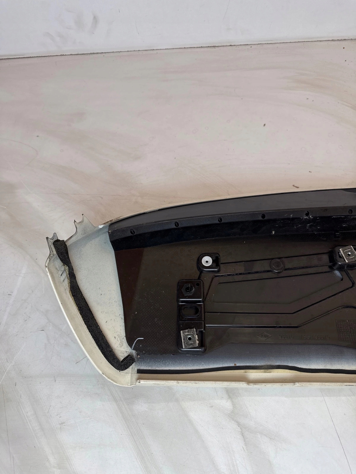 Spoiler lotka visor bonnet Renault Captur and