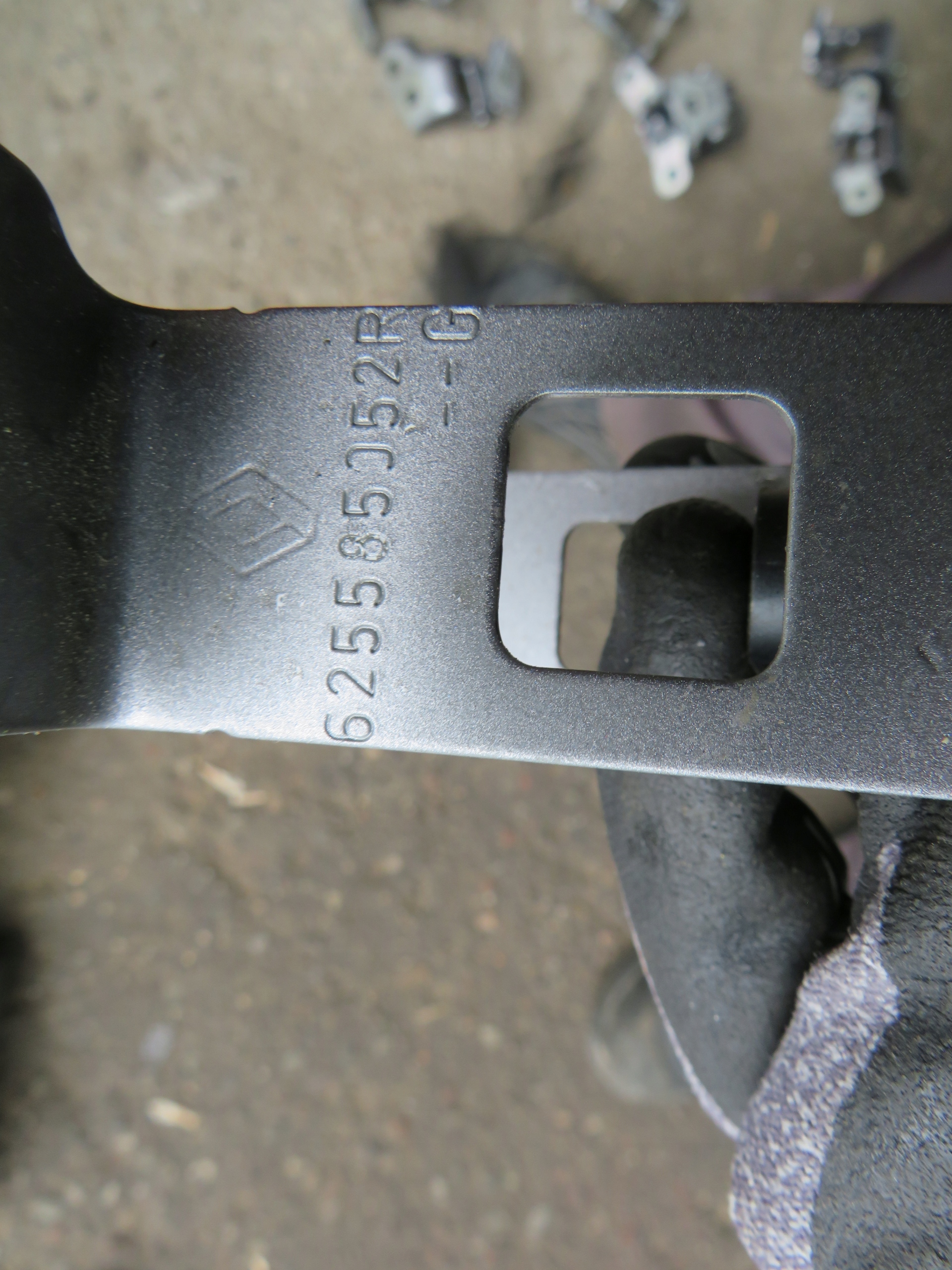 ODBOJE MASKI RENAULT CAPTUR 2 II Part manufacturer Renault OE