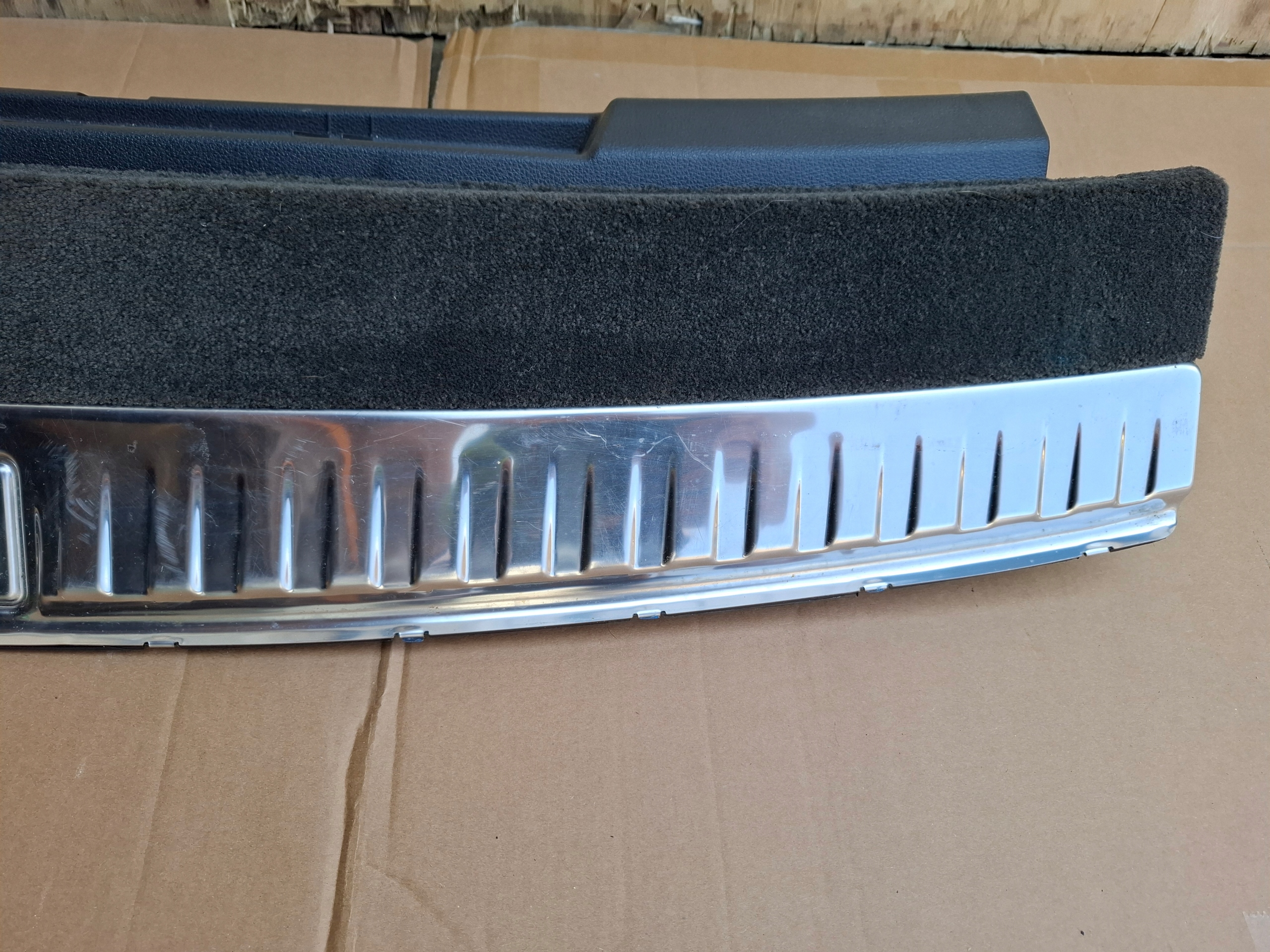 cover of the threshold boot BENTLEY BENTAYGA 17r