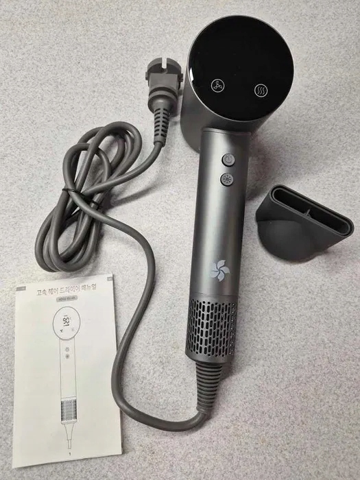 Profesionální Vysoušeč Vlasů S Ionizací 1500 W A Nástavcem Na Vlasy Dryer R16