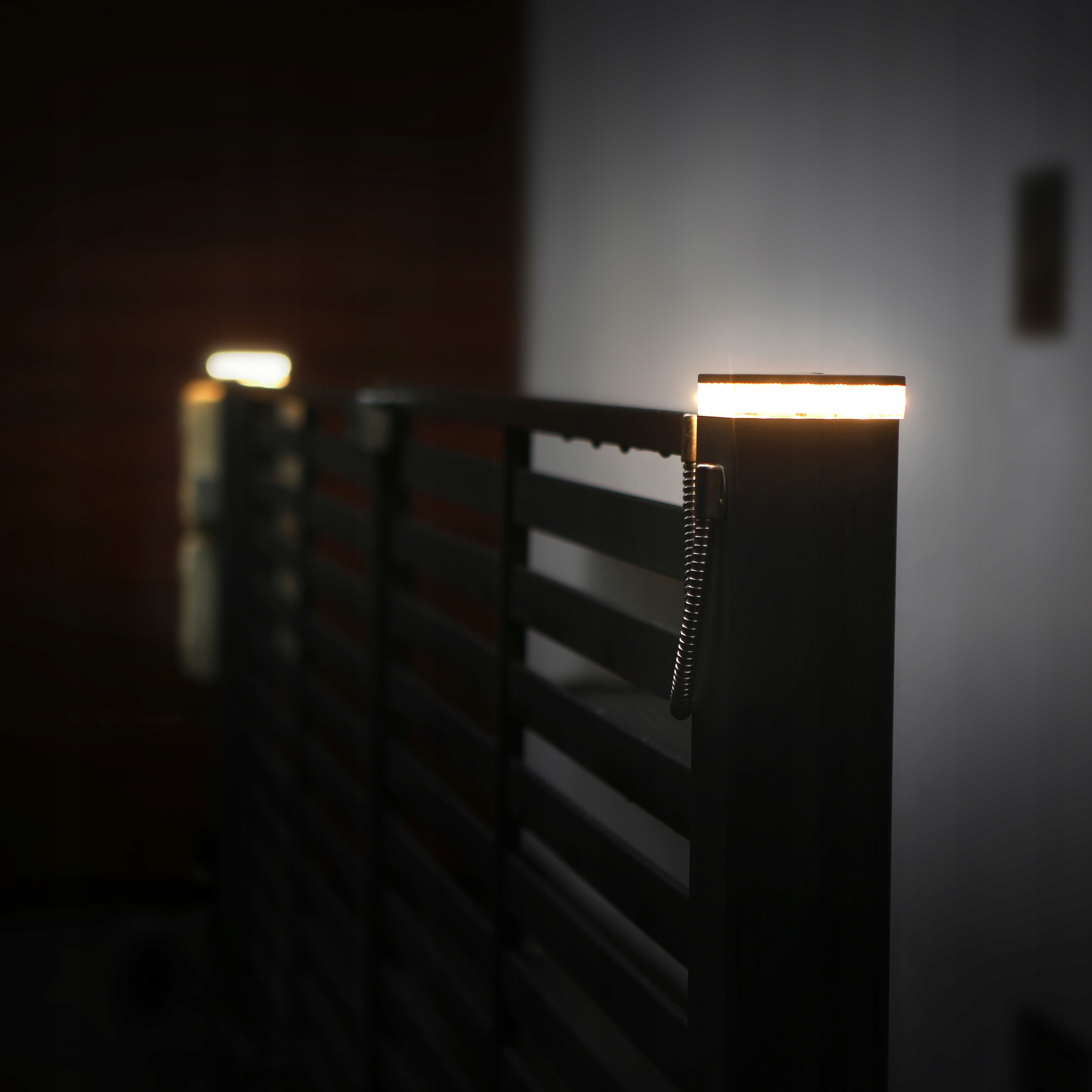 Signalizační sloupková lampa oranžová s funkcí osvětlení na sloupek