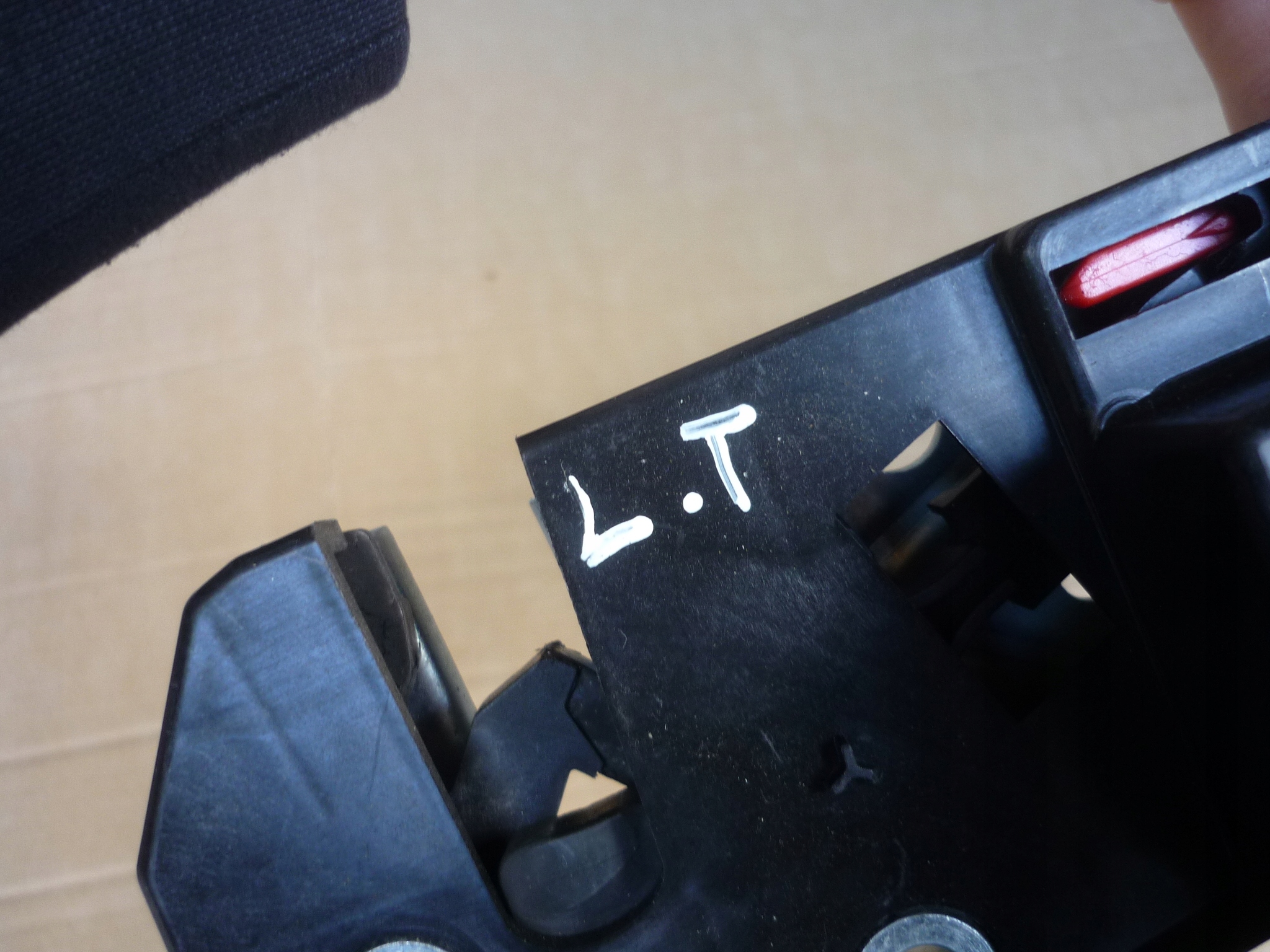 Замок спинки заднего сидения vw JETTA V Golf VI универсал 1K9885681D