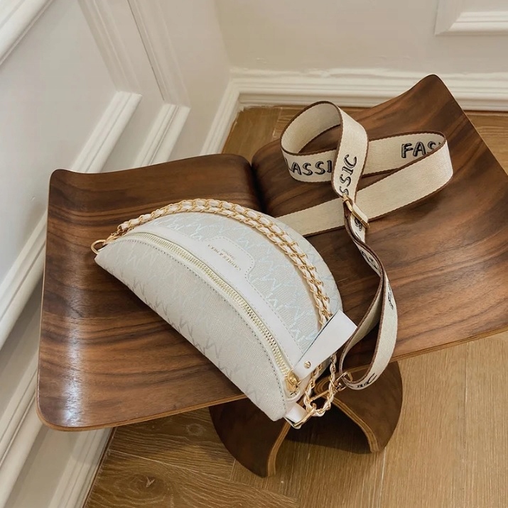 SASZETKA NERKA DAMSKA TOREBKA LISTONOSZKA BIAŁA CROSSBODY BIODRÓWKA Wzór dominujący napisy