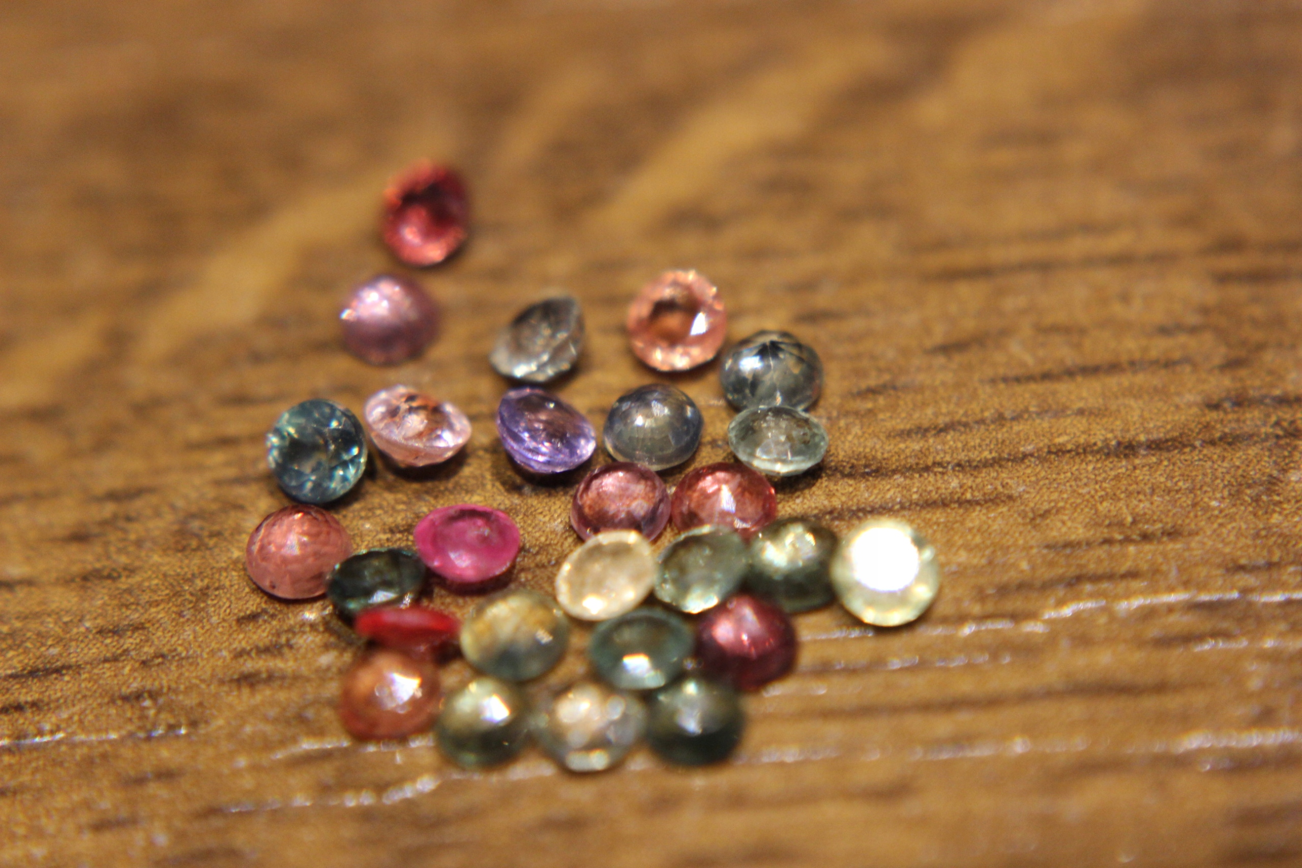 Safírové přírodní kameny 3.05ct 27ks