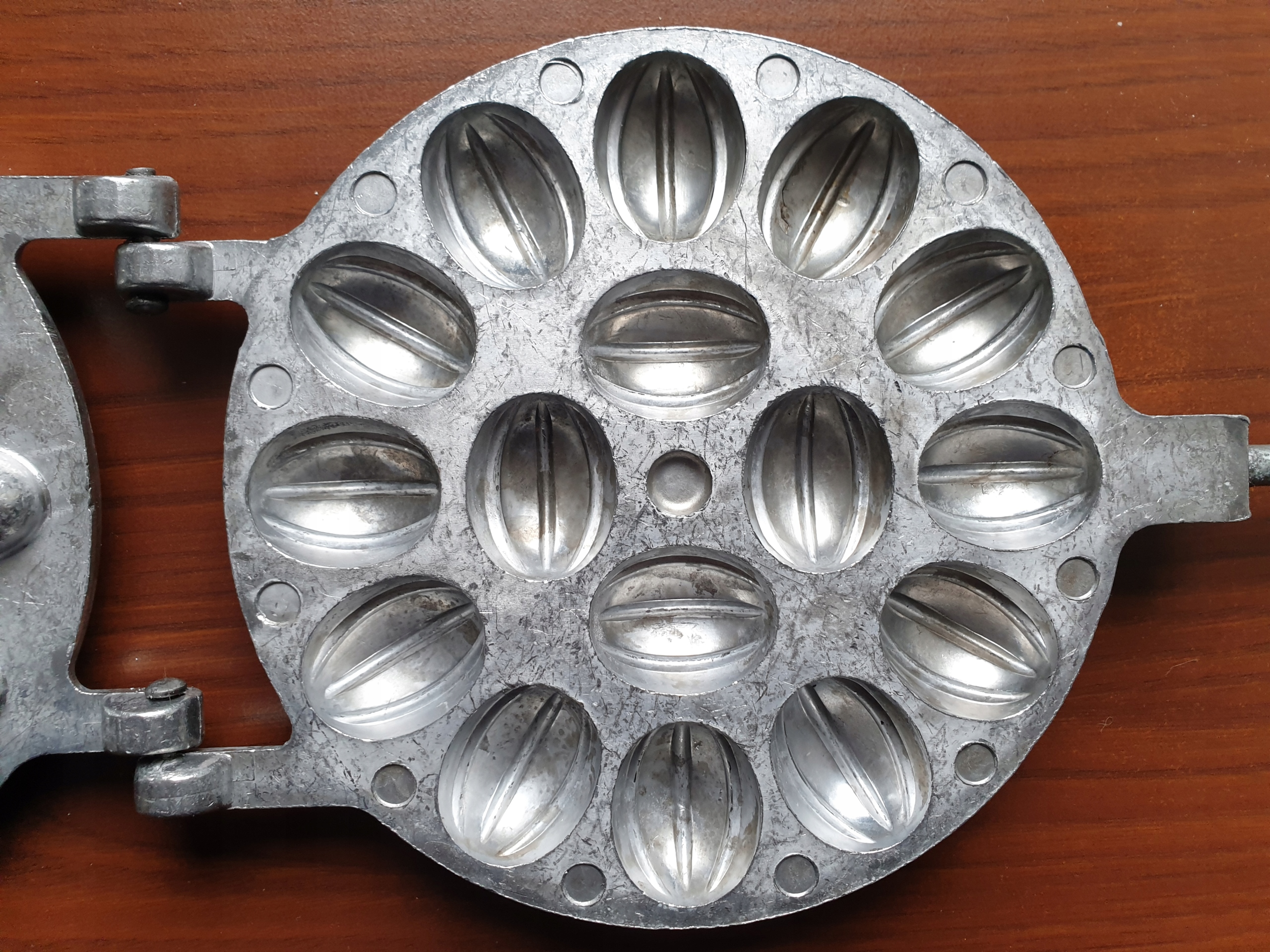 FORMA PATELNIA DO PIECZENIA CIASTEK ORZESZKÓW OPIEKACZ NA ORZESZKI 16szt 70 Liczba gofrów 1