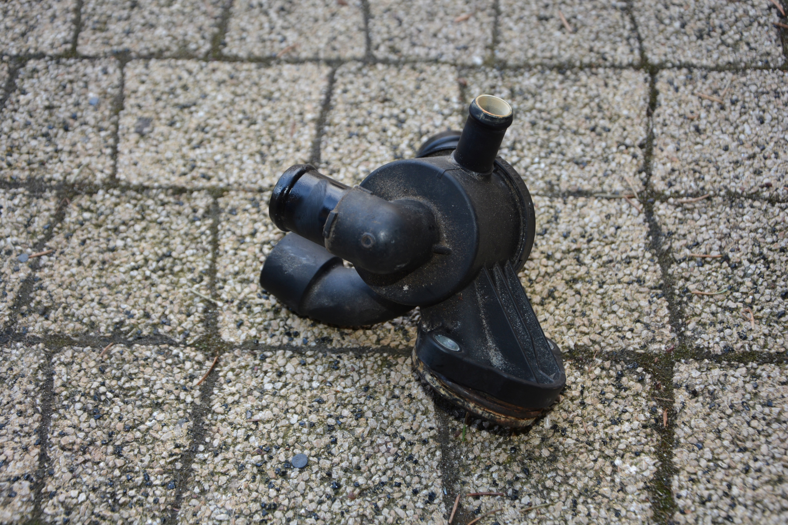 TERMOSTAT VW GOLF 6 03L121111AE