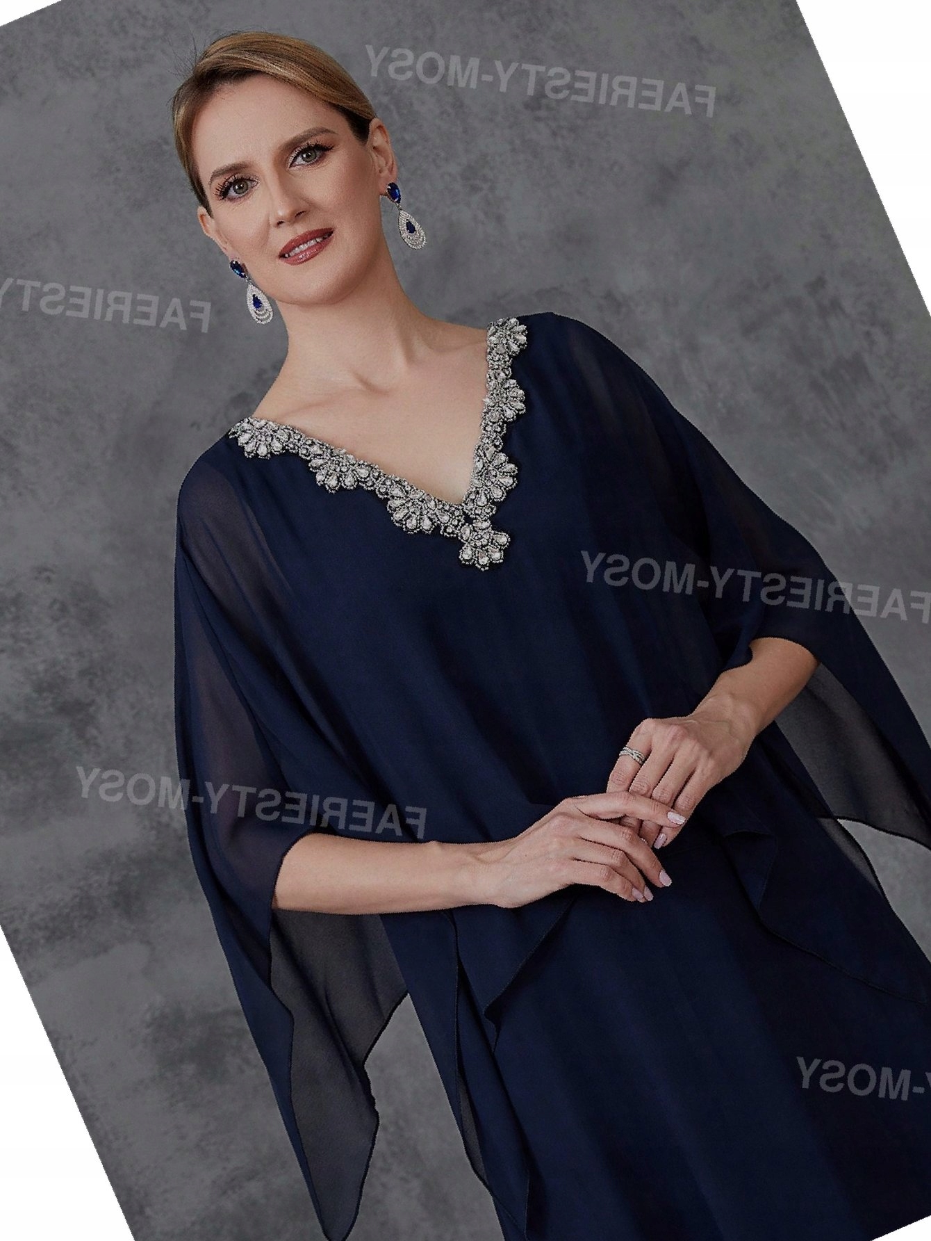 Šaty s pelerínou zdobená modrou Mosy šifonová koktejlová M 38