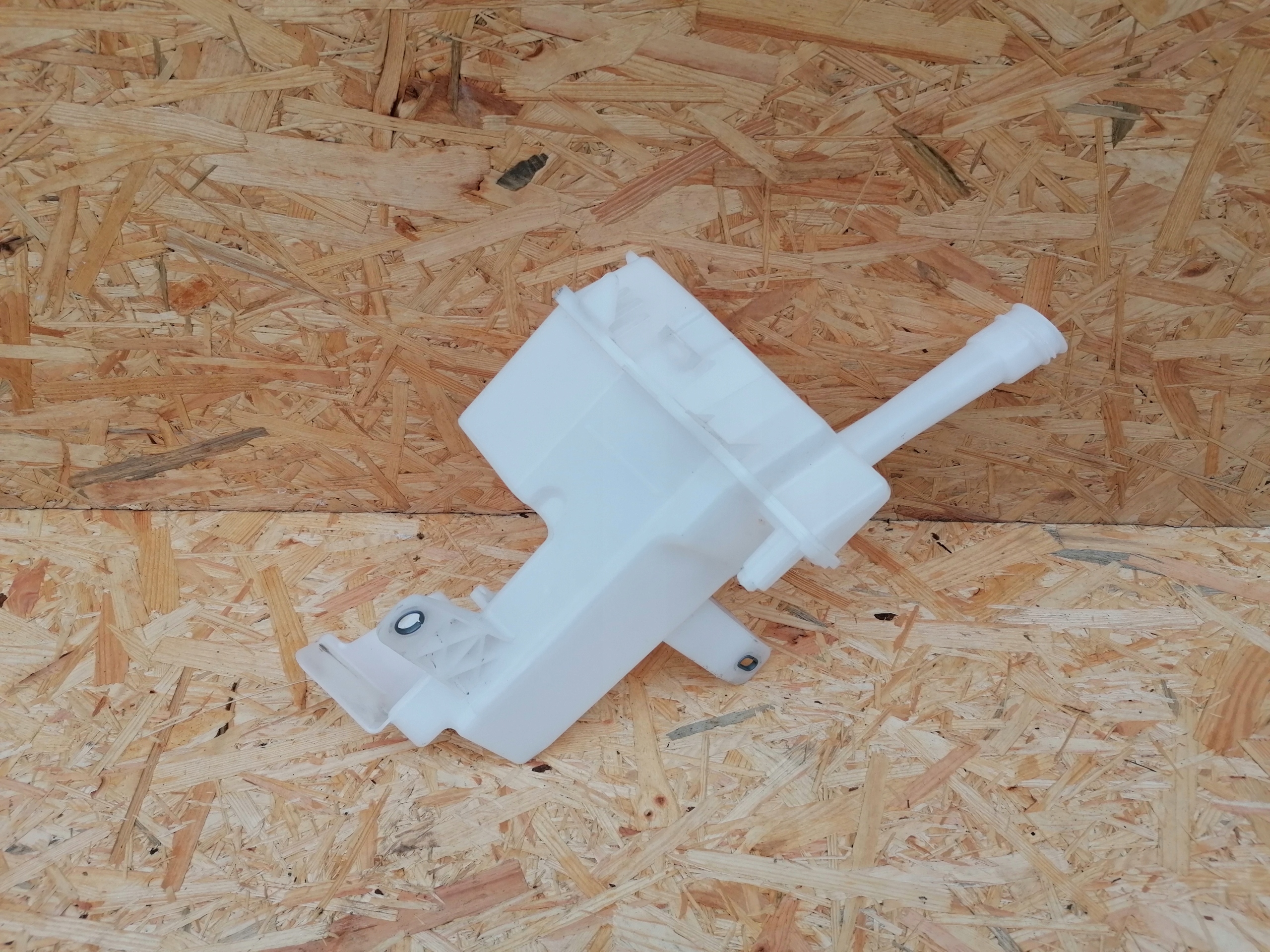 ZBIORNICZEK SPRYSKIWACZY TOYOTA YARIS 4 IV 2020-