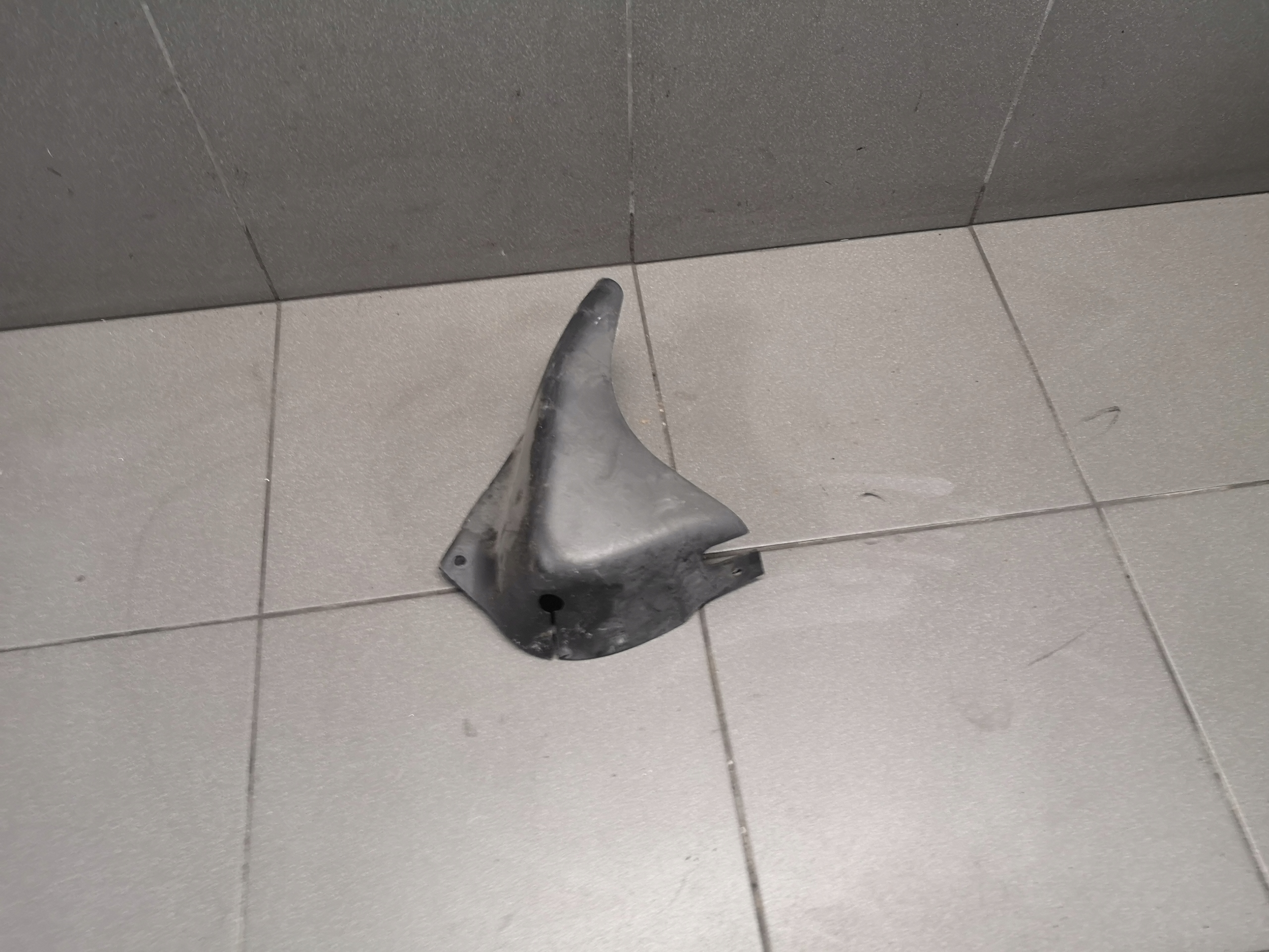 OSŁONA KIELICHA AUDI A8 D2 4D0806583C