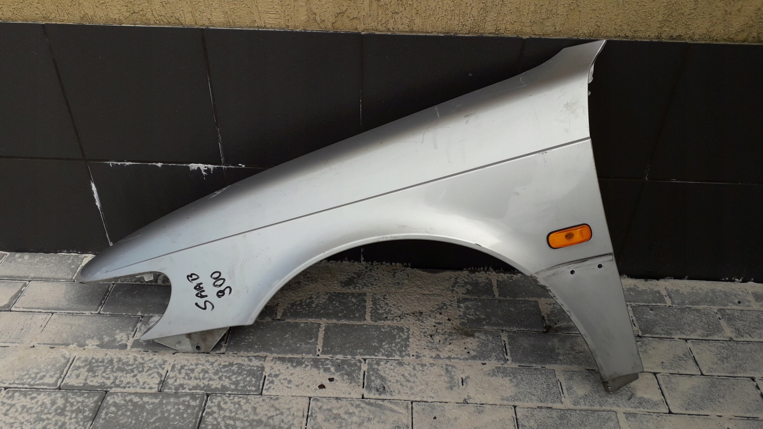 SAAB 900 93-98 BŁOTNIK LEWY PRZEDNI - BEZ LISTWY