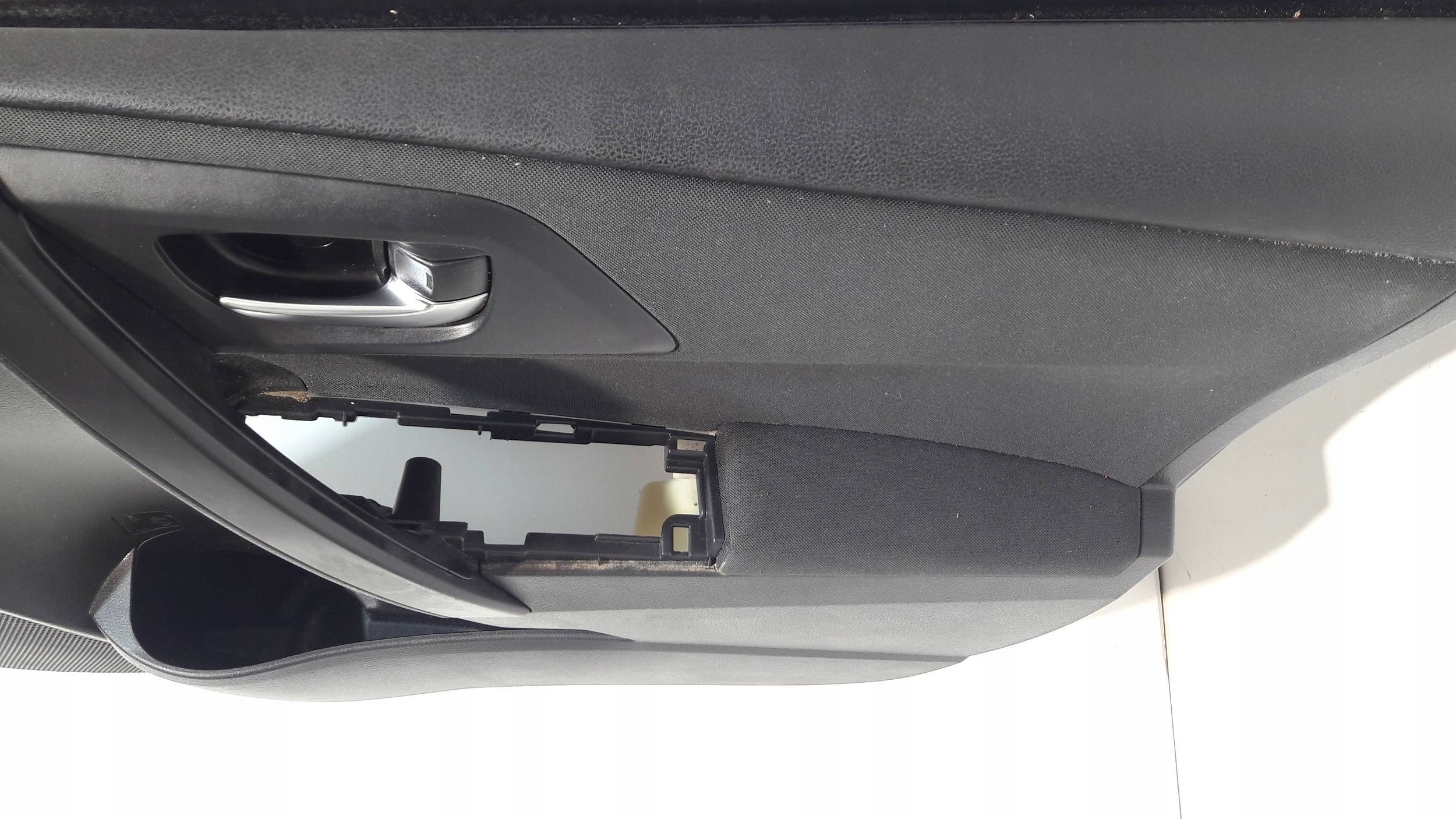 Toyota Auris E18 side door front right 6777702300 (ET78)