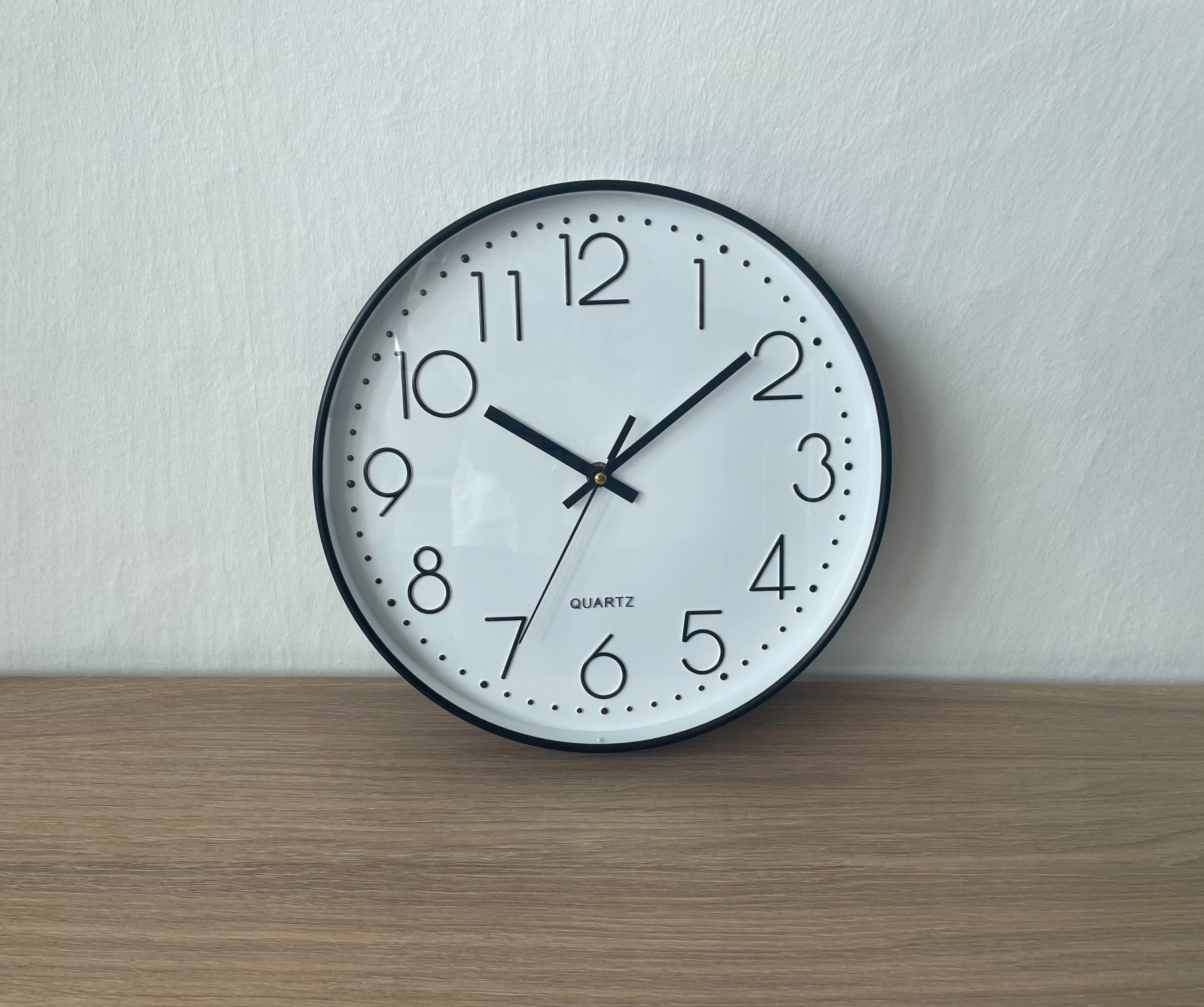 Zegar ścienny białym tłem i czarną ramką Zegar do kuchni Typ ścienny