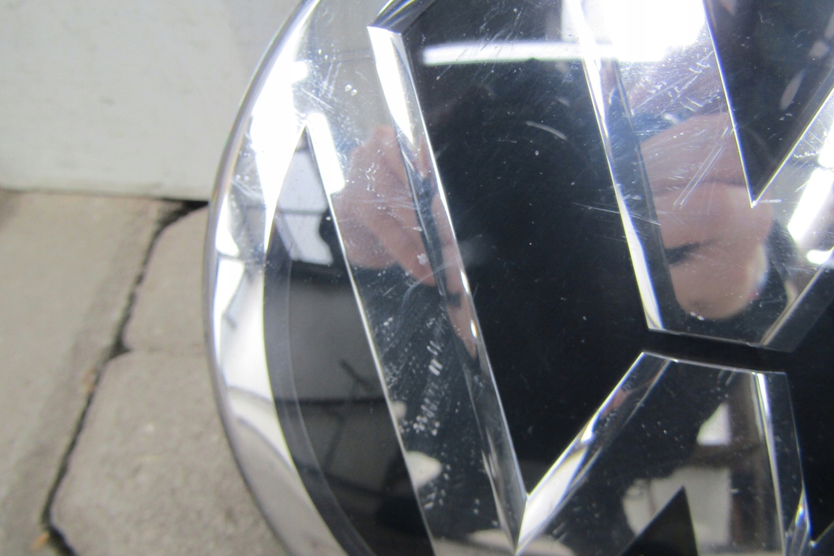 Znaczek Emblemat logo atrapa VW T-ROC T ROC 2GA853601 Stan opakowania oryginalne