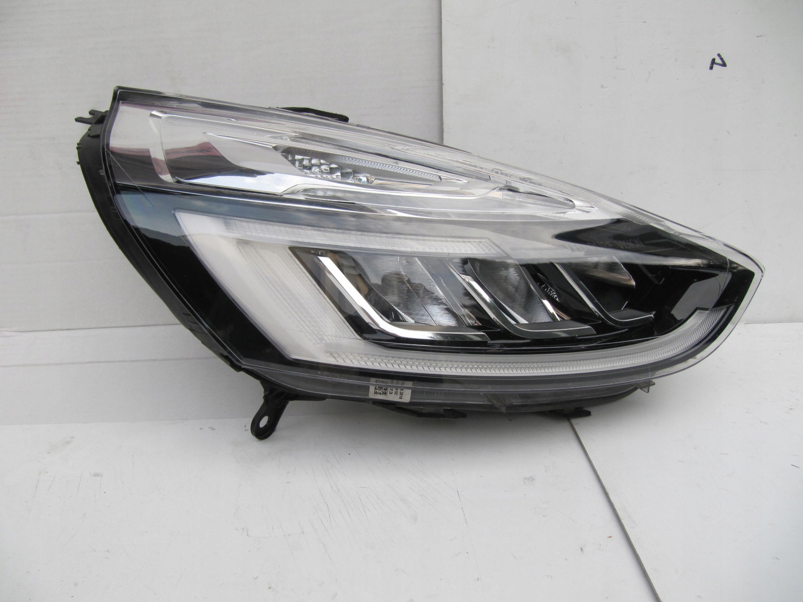 RENAULT CLIO IV REFLEKTOR PRAWY PRZÓD LED PURE VISION