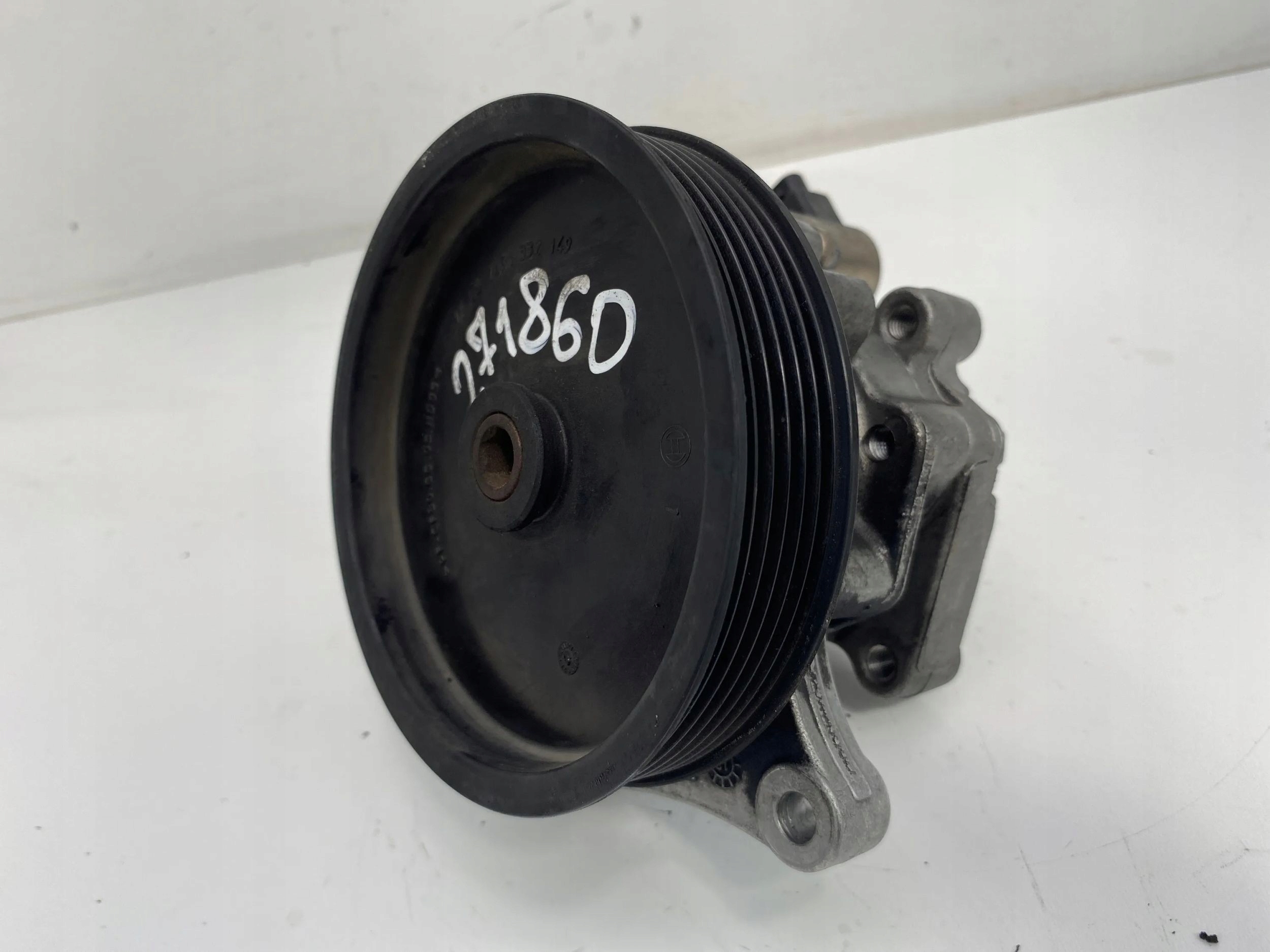Mercedes E 200 CGI 1,8 W212 servo pump A0064666801