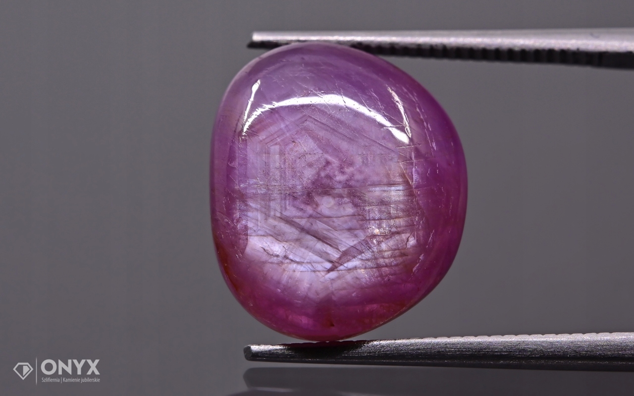 Rubín konvexní nepravidelná deska 14x11,5 mm