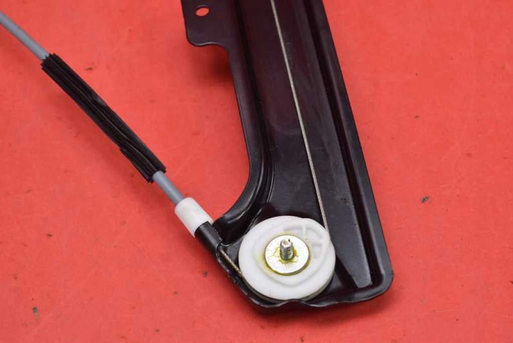 window regulator left front EU 7034351 BMW E60 E61 03-07
