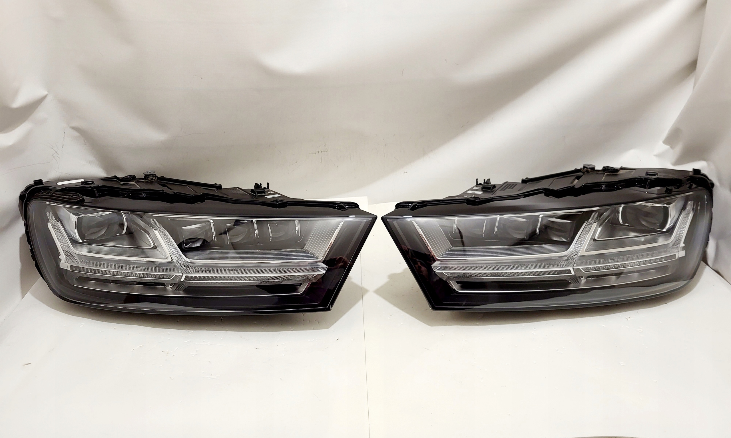 AUDI Q7 ПОЛНЫЙ КОМПЛЕКТ LED MATRIXm0941035m0941036