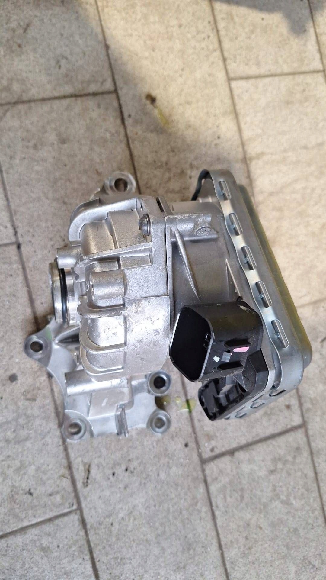 water pump Renault Austral 210100445R as new!
