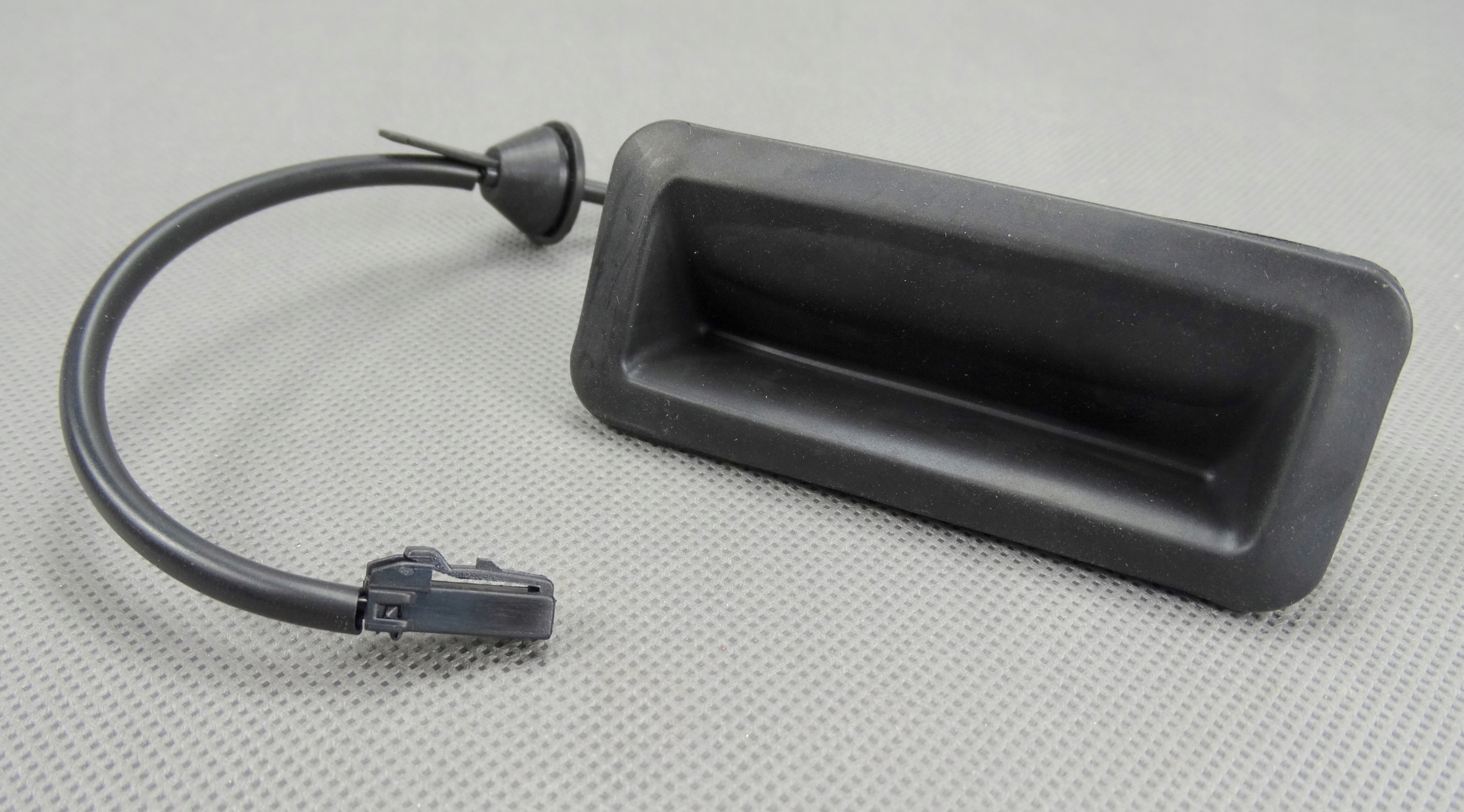 KLAMKA PRZYCISK KLAPY BAGAŻNIKA FORD C-MAX FOCUS Kolor czarny