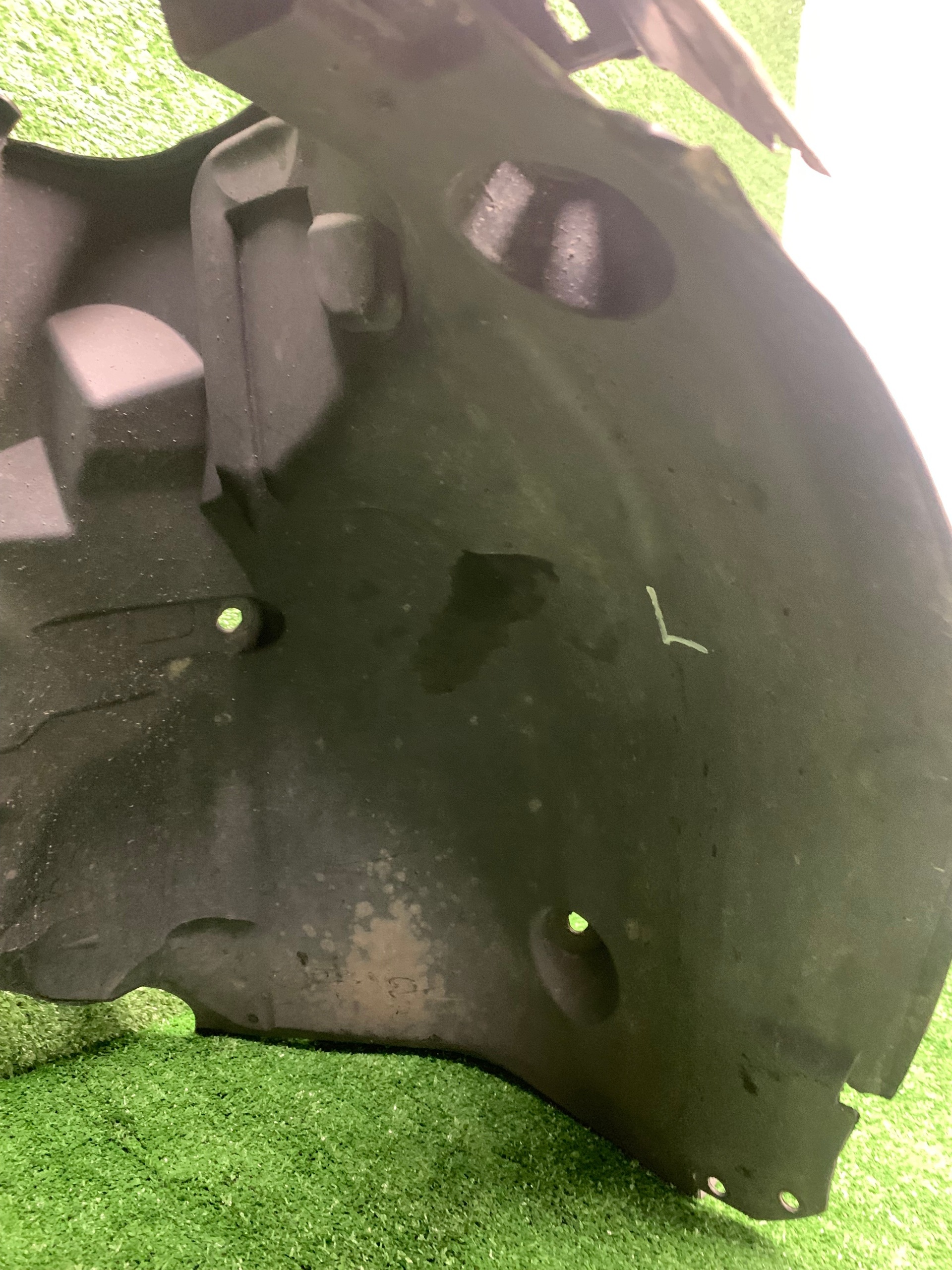 MERCEDES W204 LIFT mudguard left front A2046983930 A2046905730