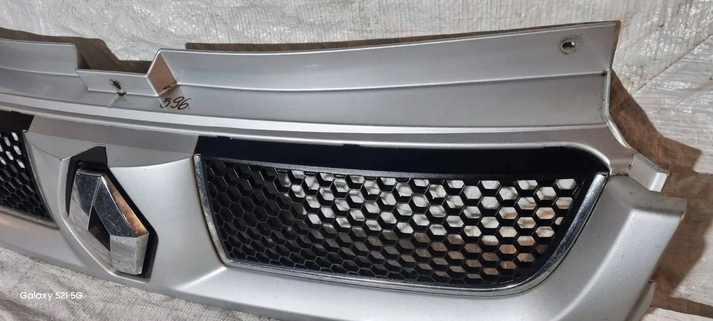 решетка радиатора переднего opel Vivaro II 01-