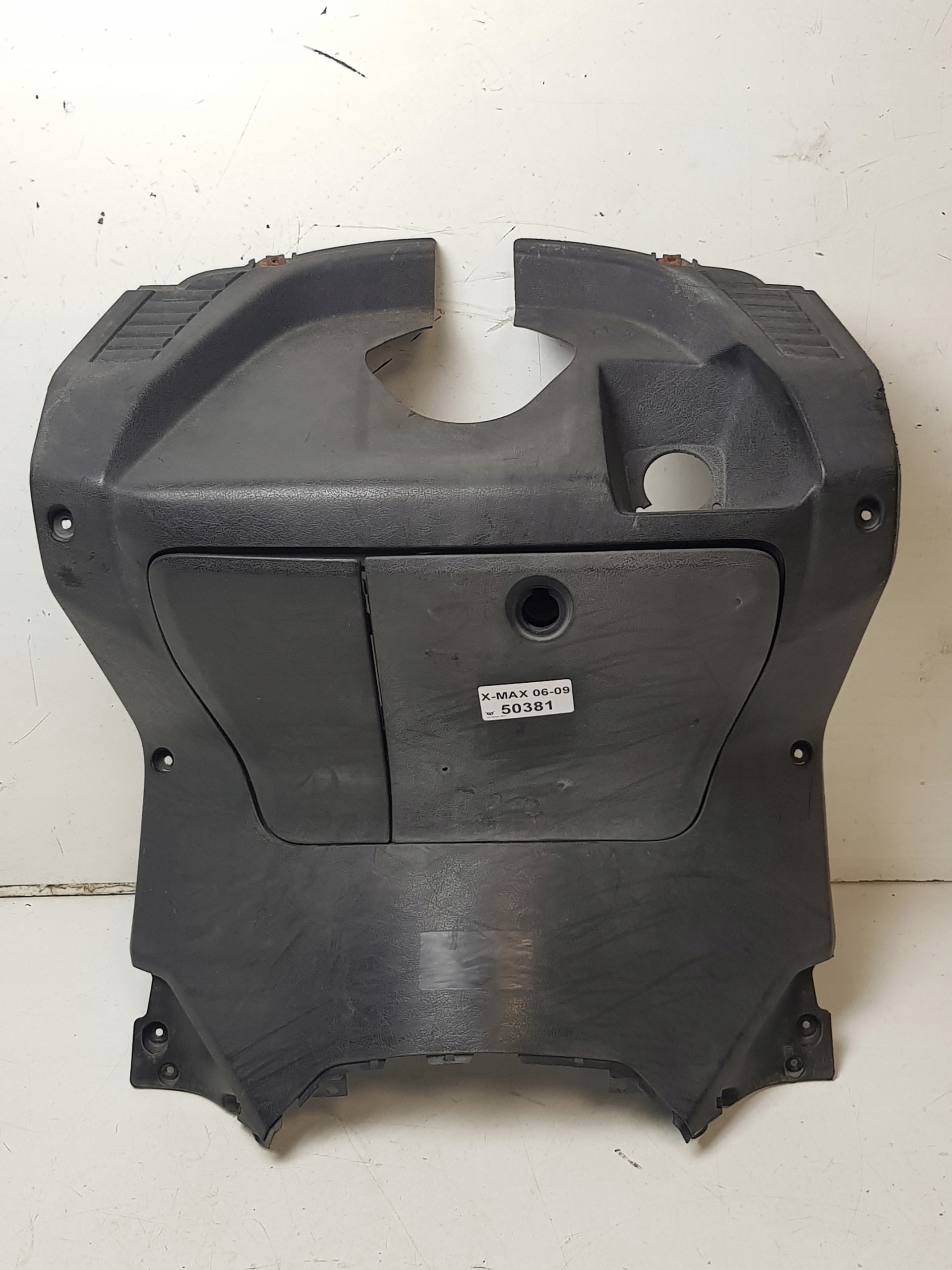 1B9-F8311-00 - YAMAHA X-MAX 125 06-09 кокпіт наколінник M1
