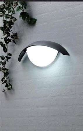 Dekorativní osvětlení na stěnu budovy ve tvaru koule se stříškou Tess 60W