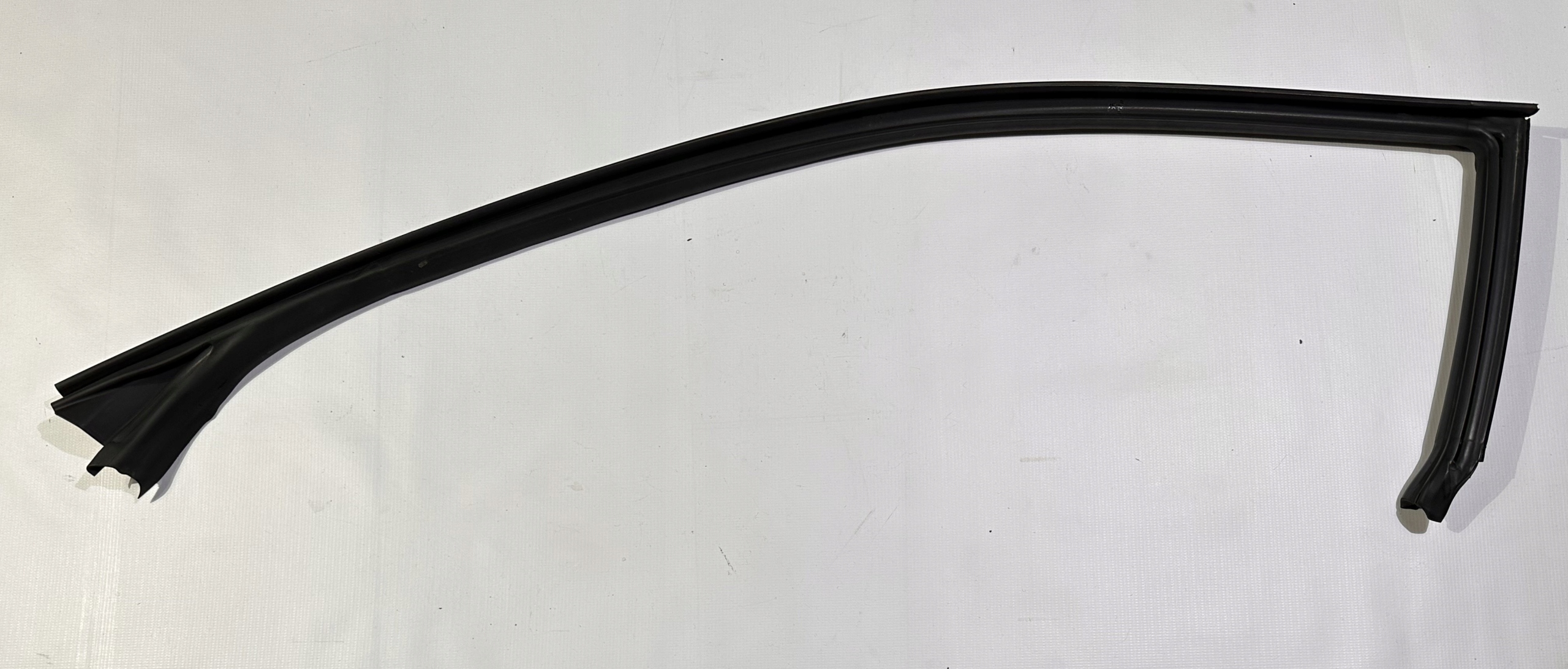 gasket upper windows front front left Maserati GranTurismo 2008+